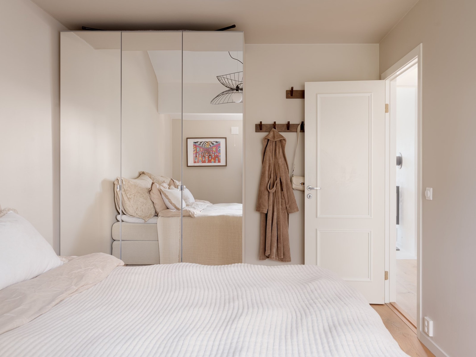 Her er det rikelig med oppbevaringsplass i et romslig garderobeskap. Galleribilde