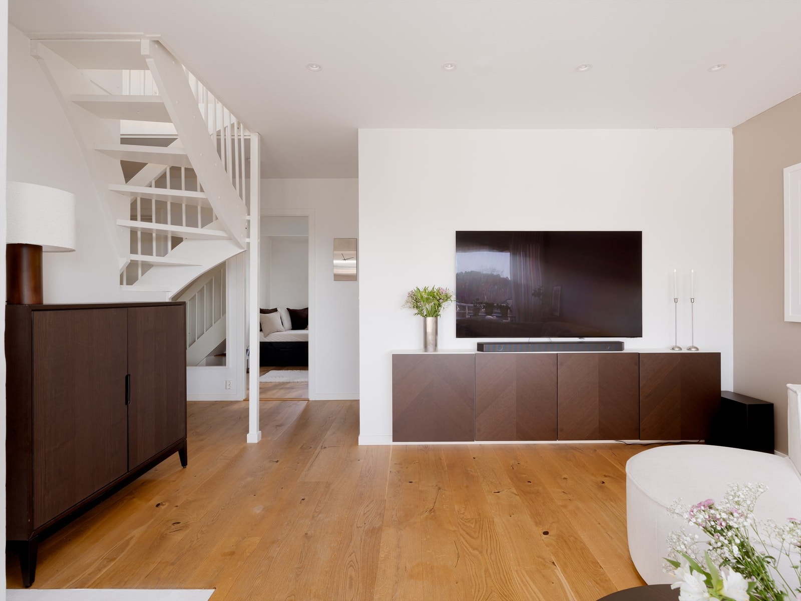 Boligens svært gode takhøyde er godt utnyttet med en romslig hems. Galleribilde