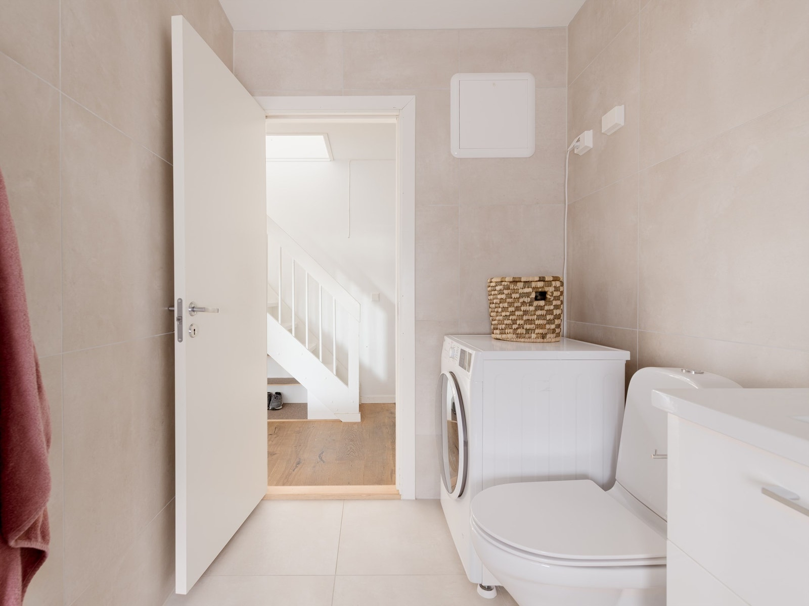 Videre har badet dusjhjørne og toalett. Det er opplegg for vaskemaskin. Galleribilde