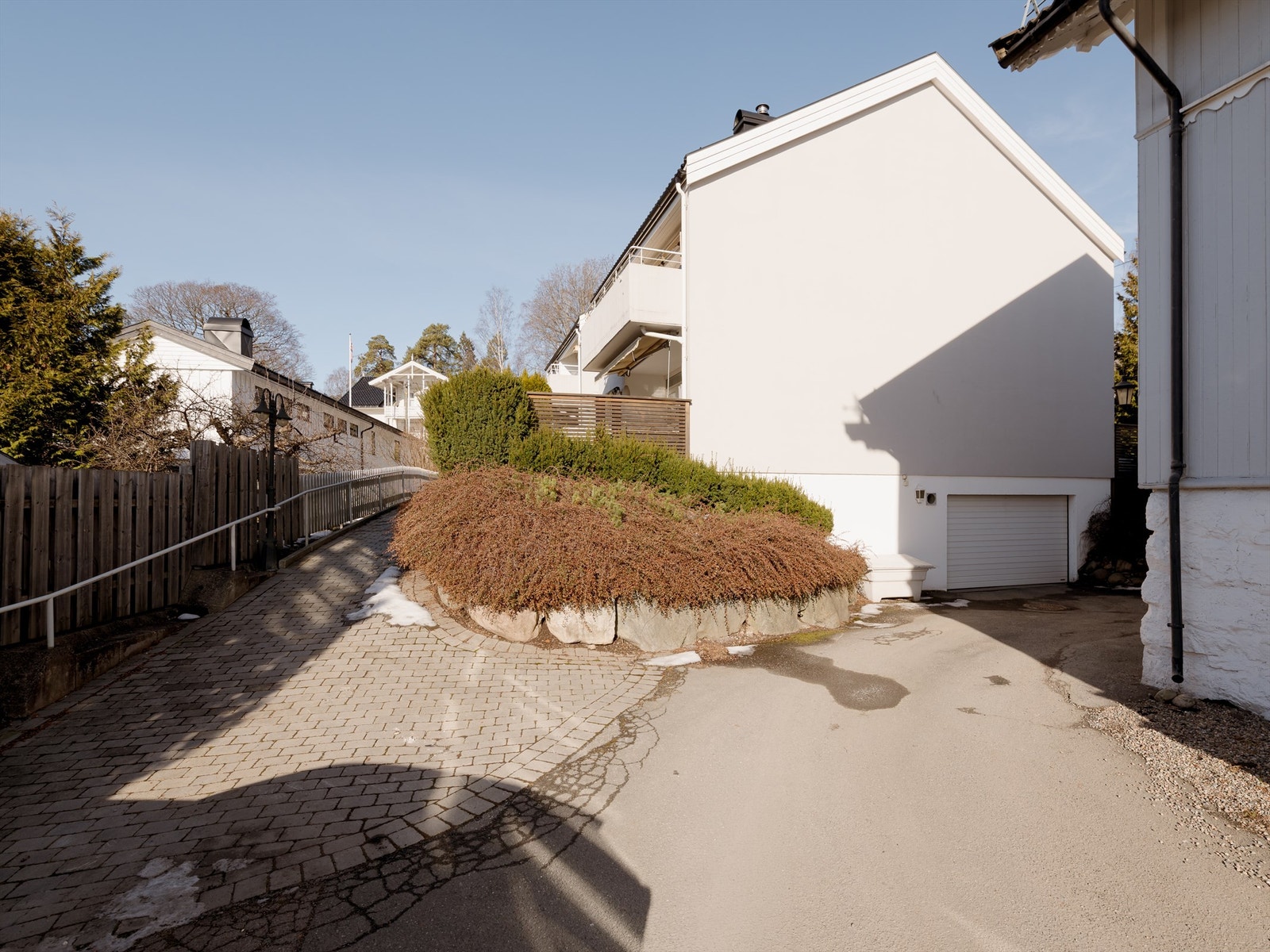 Enkel adkomst med egne gjesteparkeringsplasser for sameiet Galleribilde