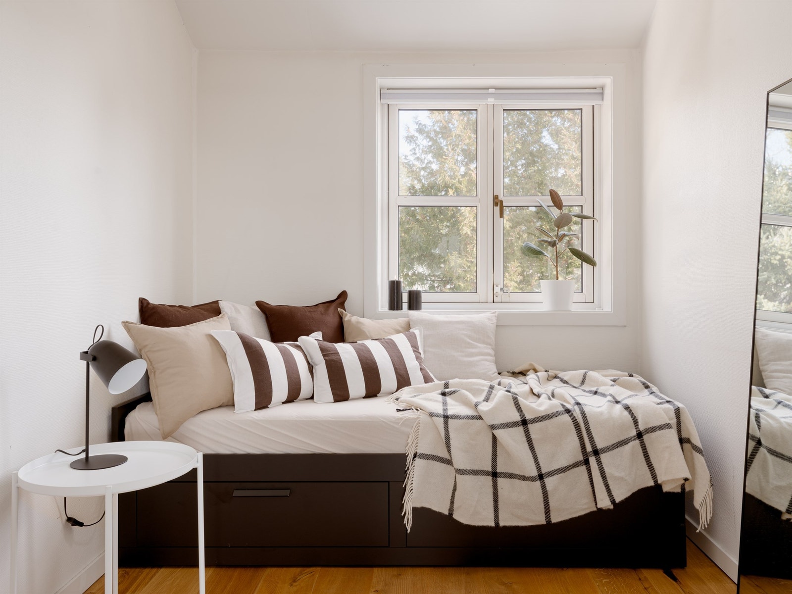 Boligens andre soverom er også romslig og kan enkelt innredes med både pult, seng og annet ønskelig møblement. Galleribilde