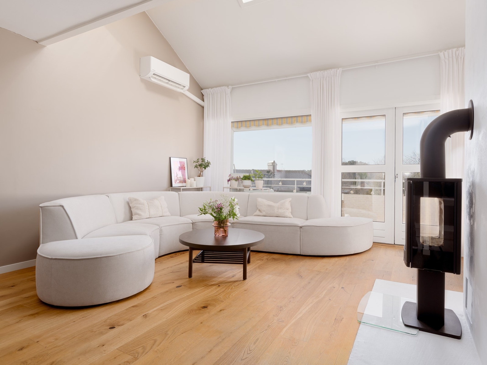 Audun Thorp Bjørnstad v/Krogsveen har gleden av å presentere en lekker og innbydende 3-roms med god planløsning, generøs takhøyde og mesanin. Galleribilde