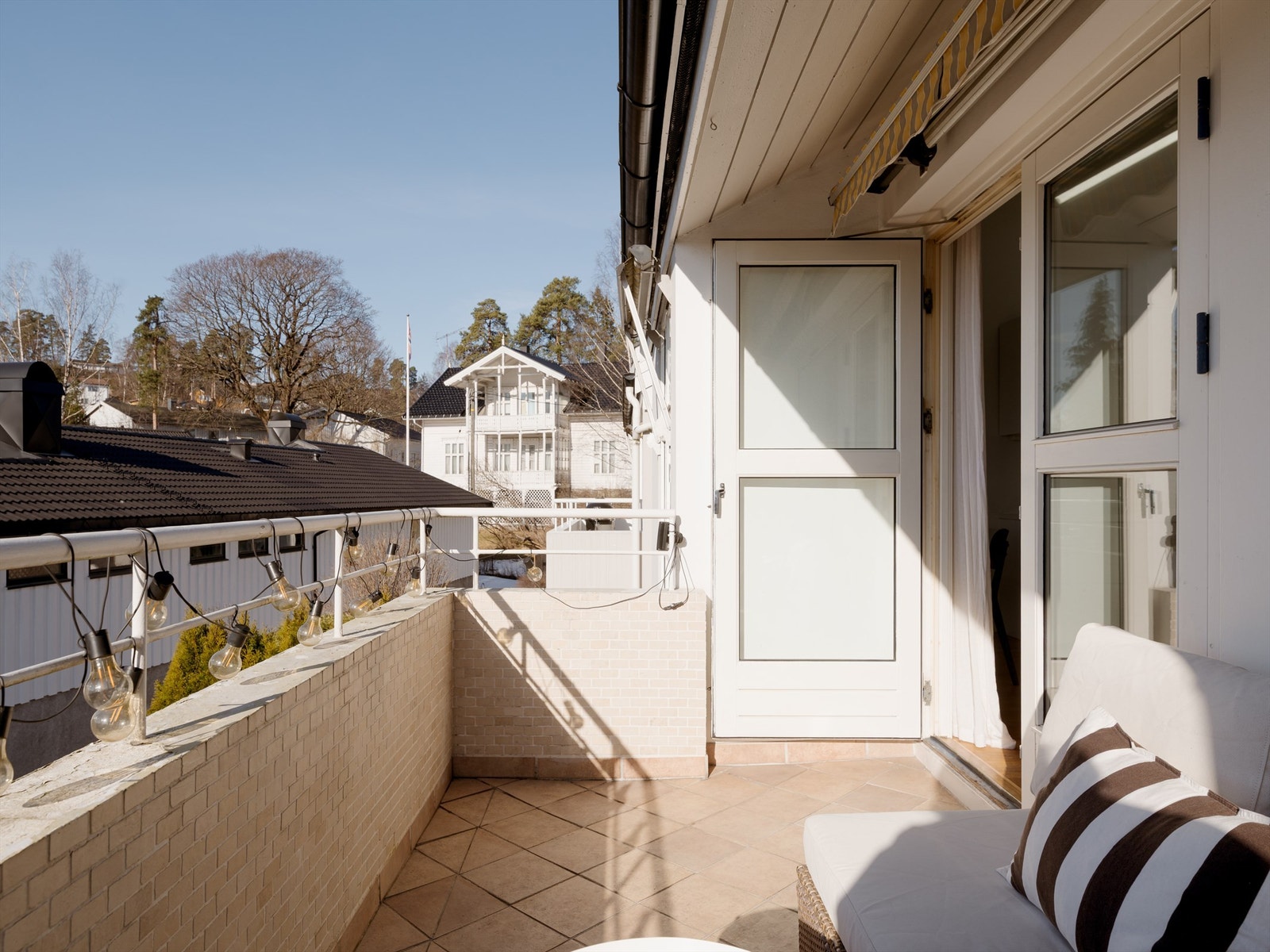 Selger informerer om gode solforhold med sol fra ca. 09:00-20.00. Galleribilde