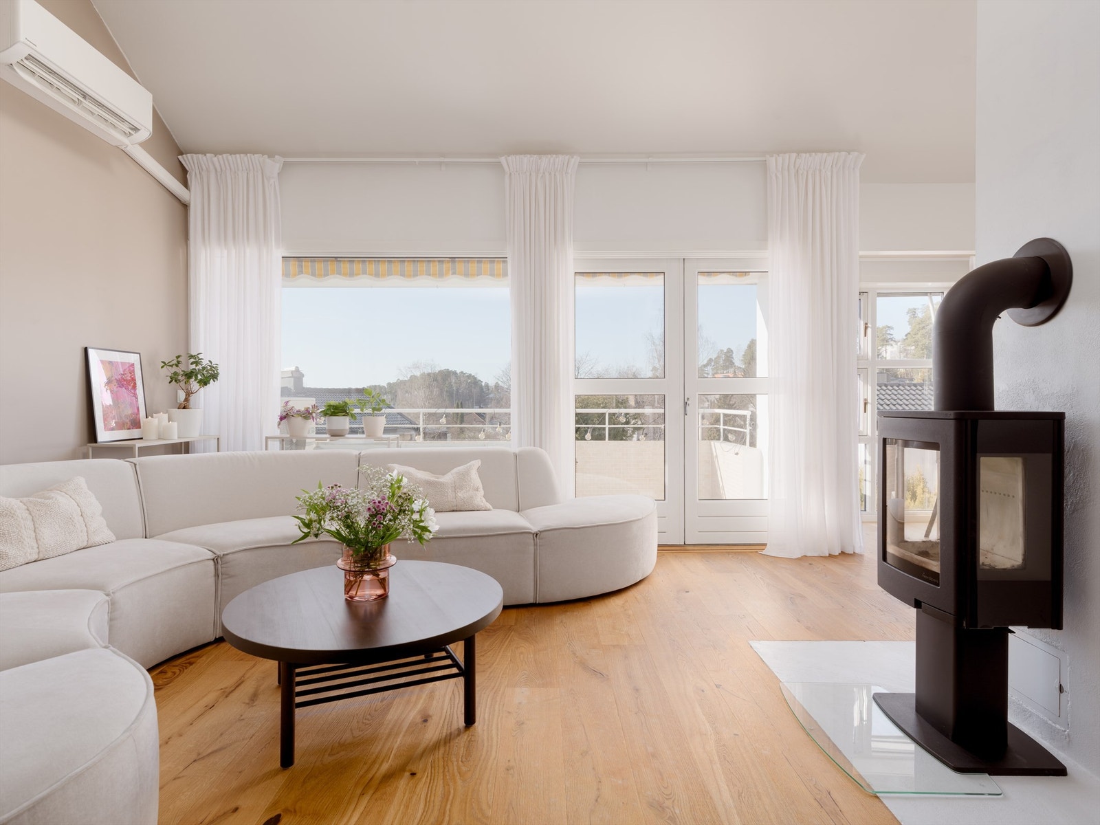 Den gode takhøyden kombinert med store vindusflater sørger for en lys og luftig atmosfære. Galleribilde