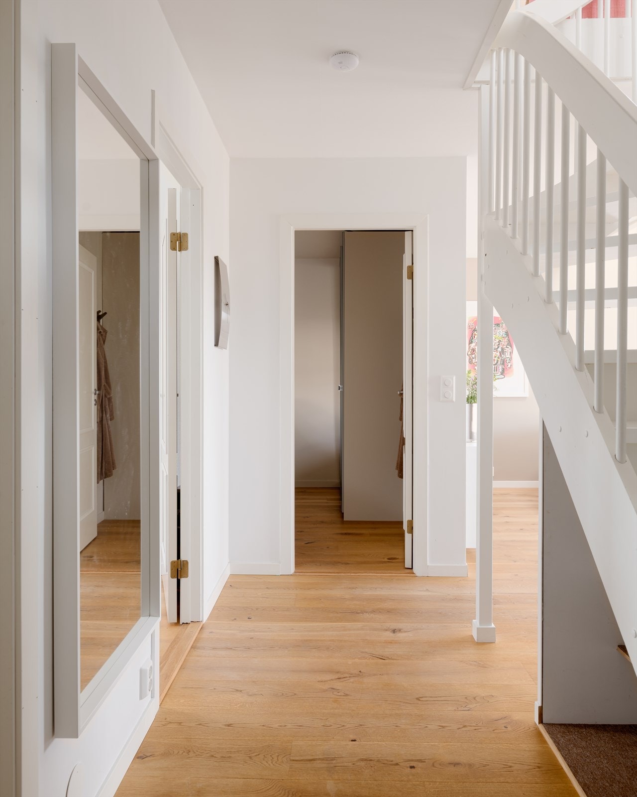 Velkommen inn! Leilighetens entré er lys og innbydende og gir et godt førsteinntrykk av boligen. Galleribilde