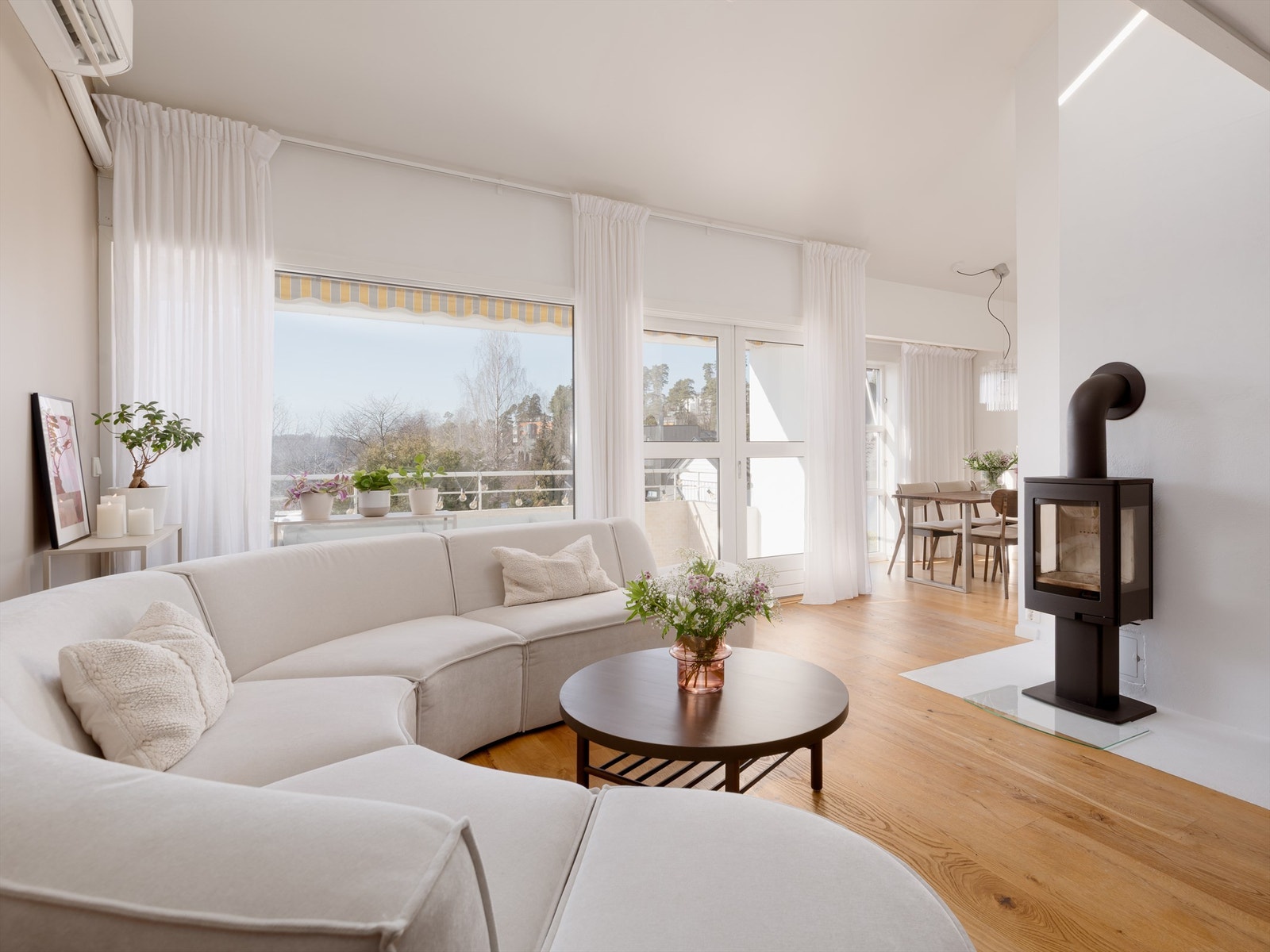 Stuen har god planløsning og kan enkelt innredes med sofagruppe, salongbord og TV-møbel. Galleribilde