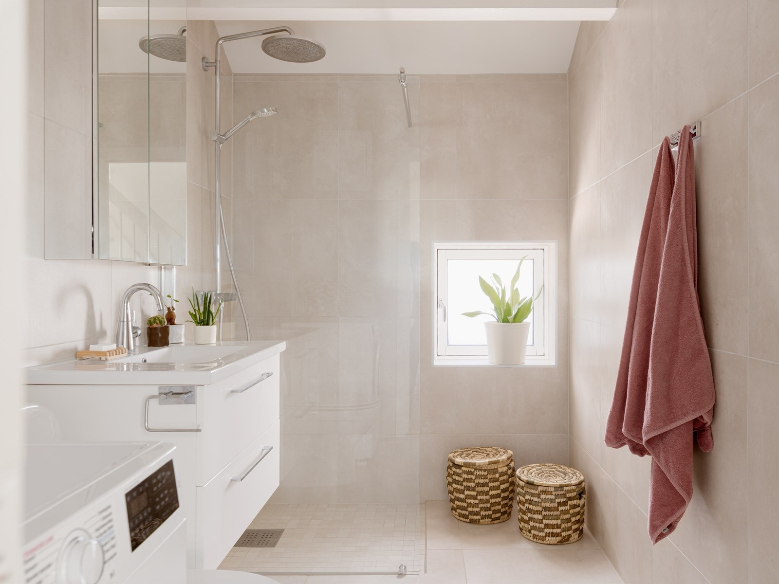 Badet fra 2020 er romslig, med delikate flislagte vegger og gulv med elektrisk gulvvarme for en behagelig start på dagen. Galleribilde