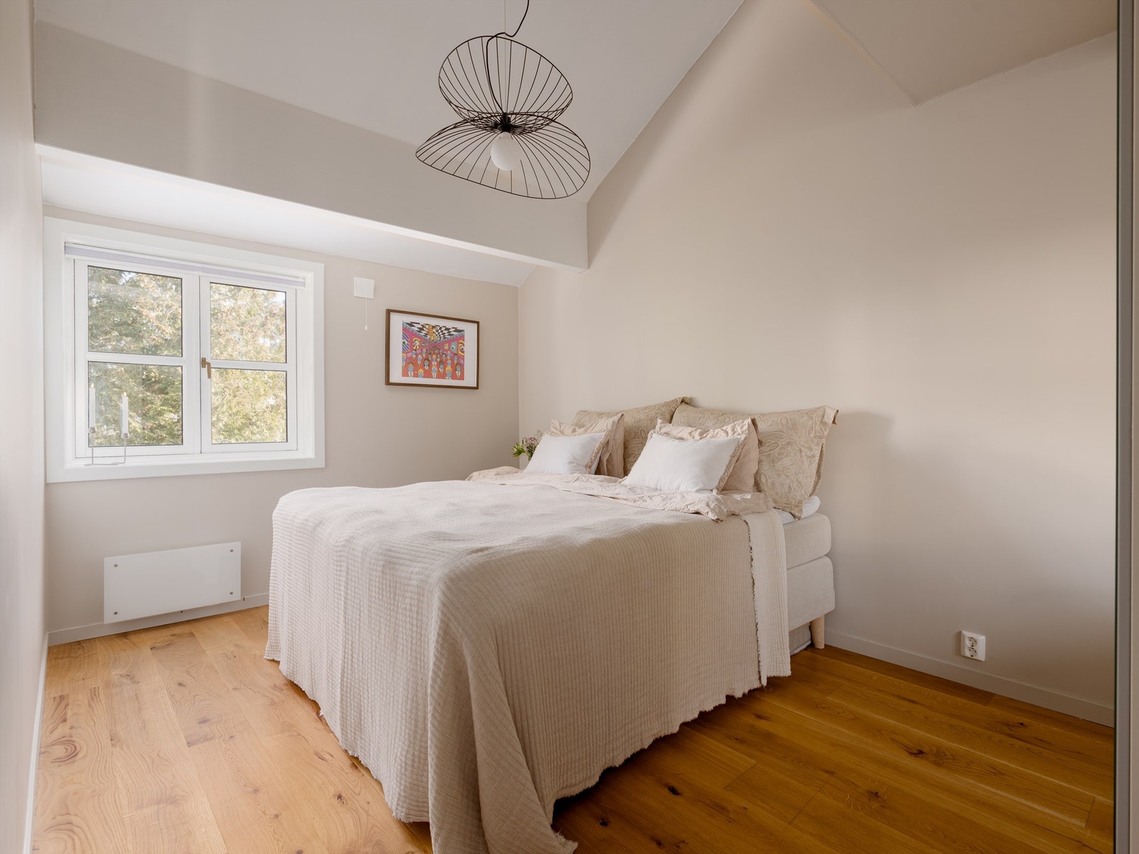 Leiligheten har to soverom av god størrelse. Hovedsoverommet har god plass til både dobbeltseng og tilhørende nattbord. Galleribilde