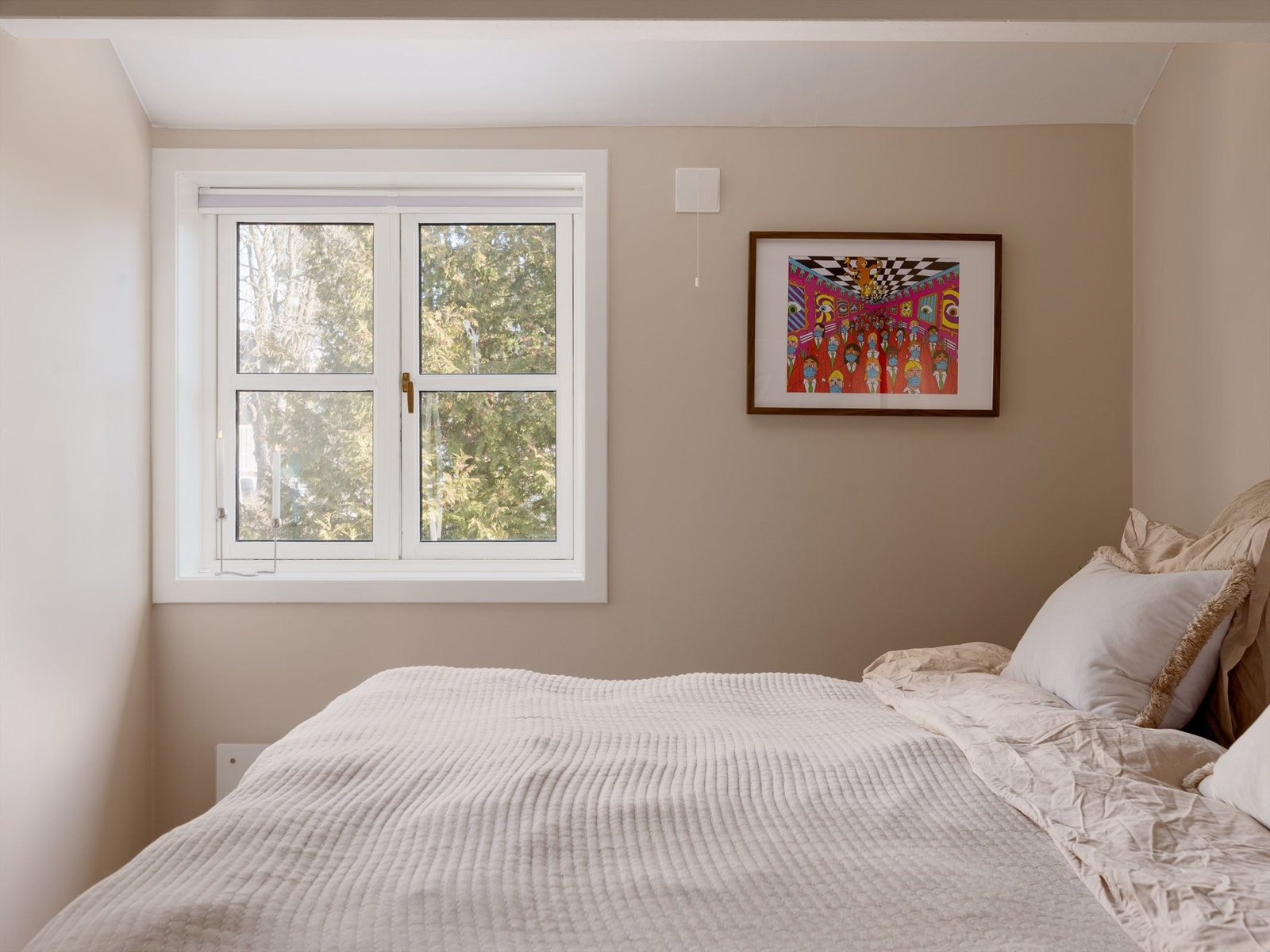 Soverommet er holdt i duse og behagelige nyanser - perfekte for soverommet. Galleribilde