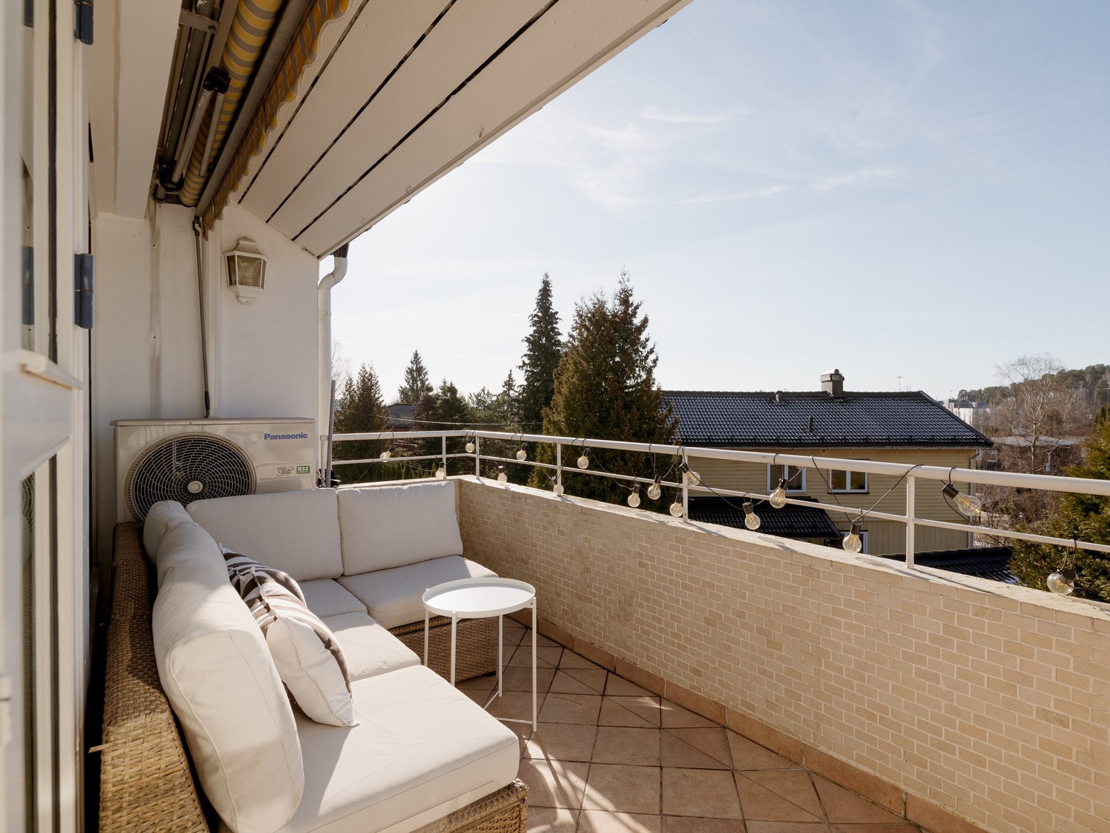 Fra stuen kommer du ut til leilighetens balkong på ca. 8 kvm. Her er det god plass til å innrede med en hyggelig sittegruppe der årets varme dager kan nytes. Galleribilde