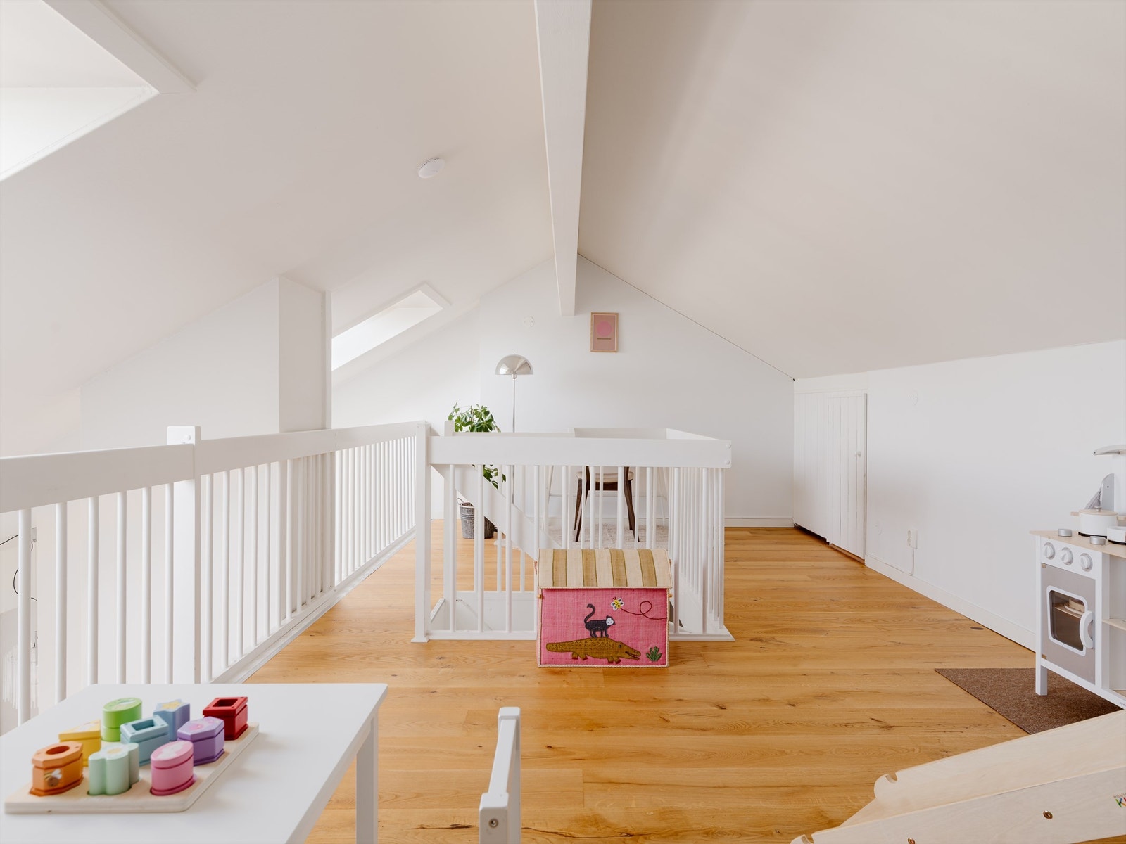 Hemsen har god takhøyde der møbleringsmulighetene er mange! Galleribilde