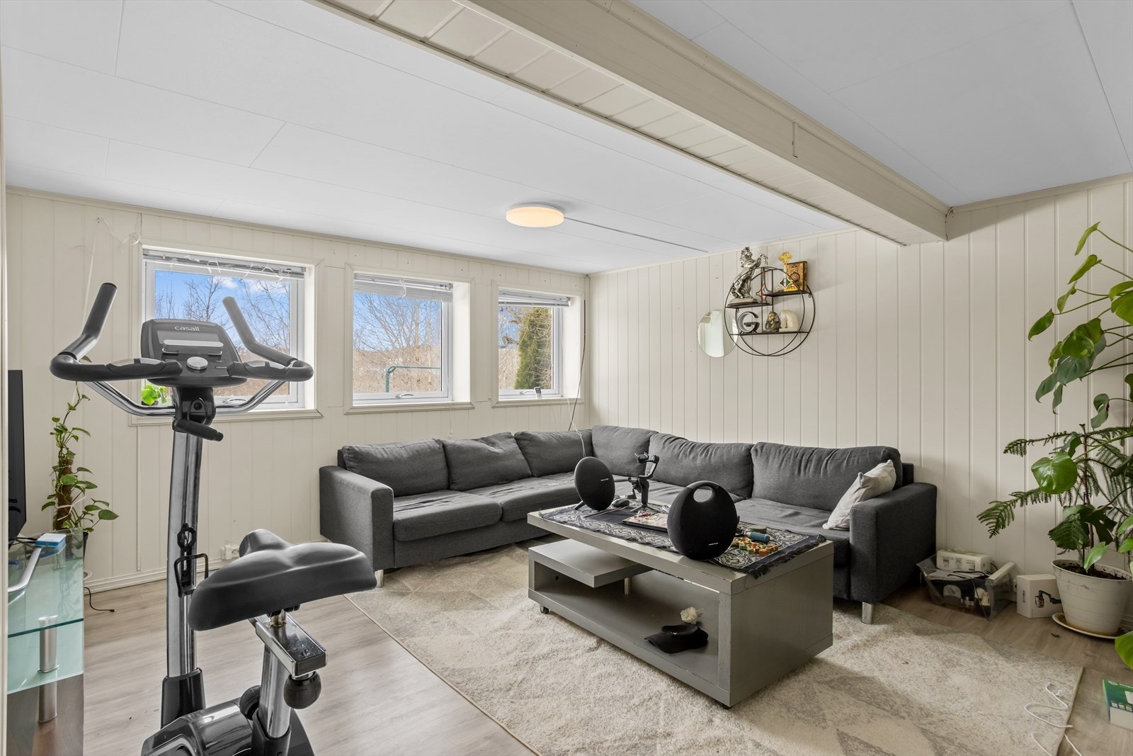 Innredet rom benyttet som stue i leilighet. Rommet er ikke omsøkt og godkjent for varig opphold. Galleribilde