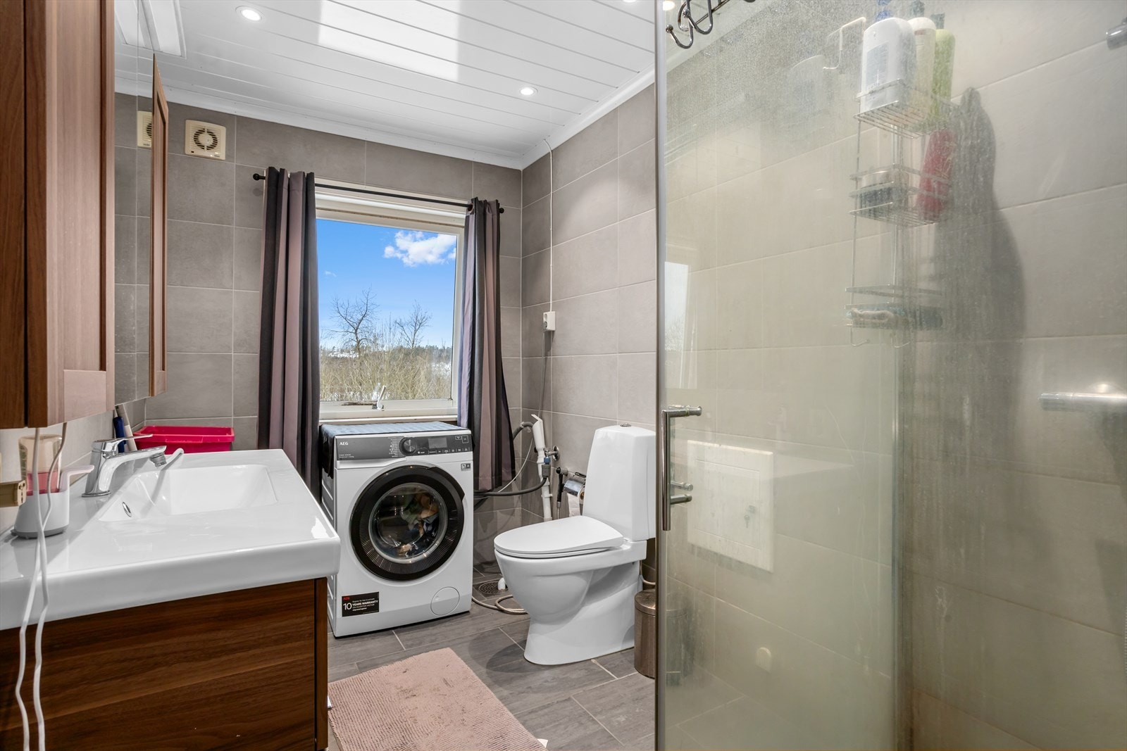 Bad i leilighet ble renovert i 2016/2016 i regi av tidligere eier. Galleribilde