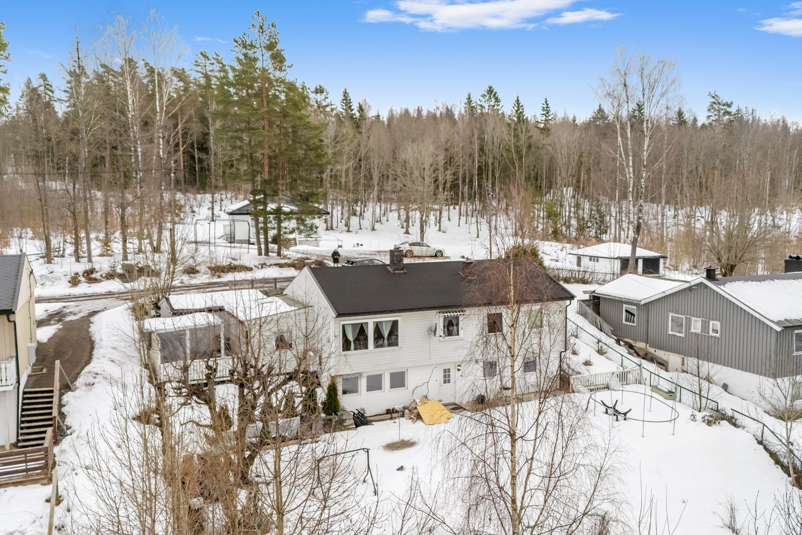 Velkommen til Gurannveien 77 - landlig beliggende enebolig på stor tomt med garasje og flere uteplasser. Galleribilde