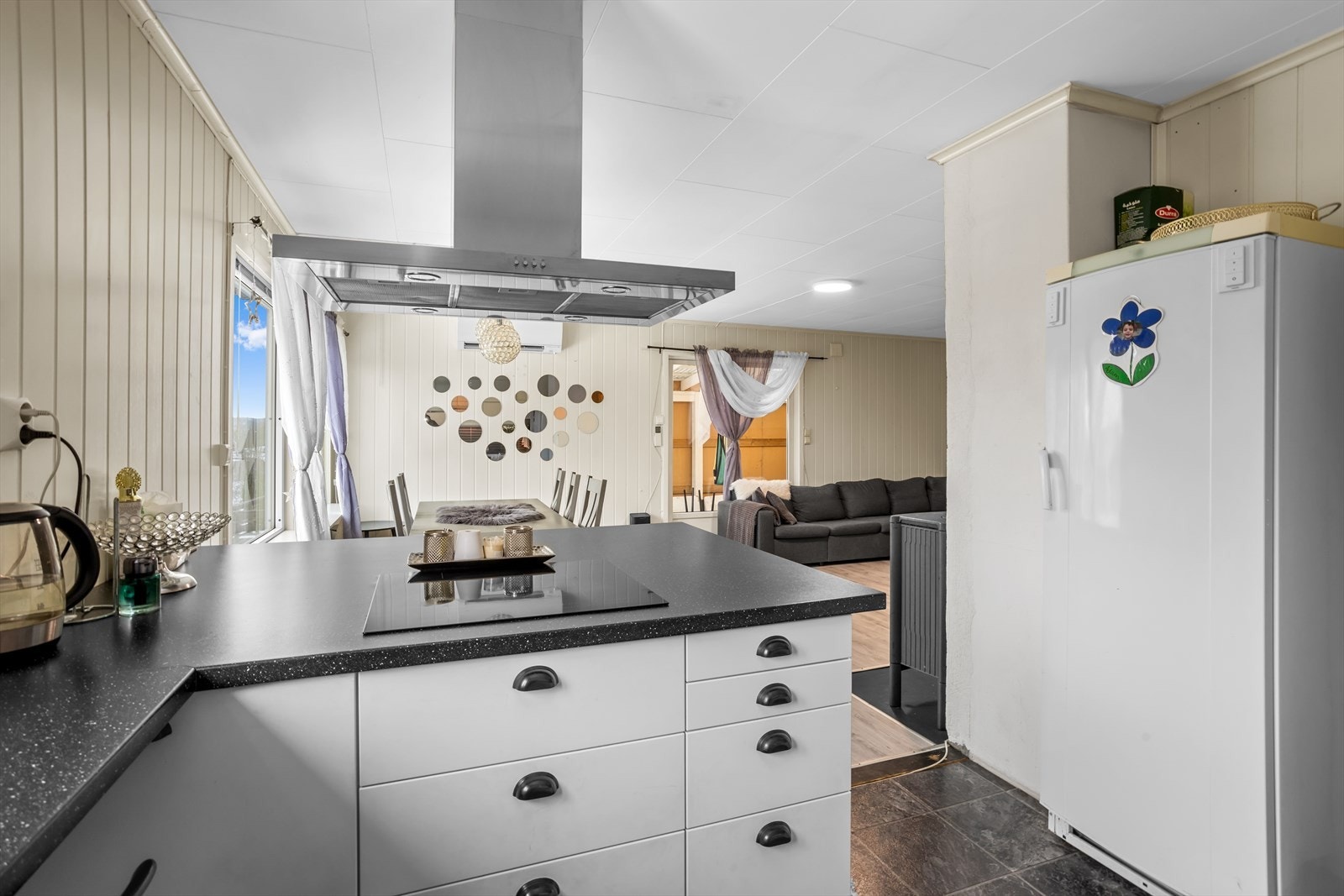 Kjøkkenet har praktisk halvøy med ekstra benk- og skapplass. Galleribilde