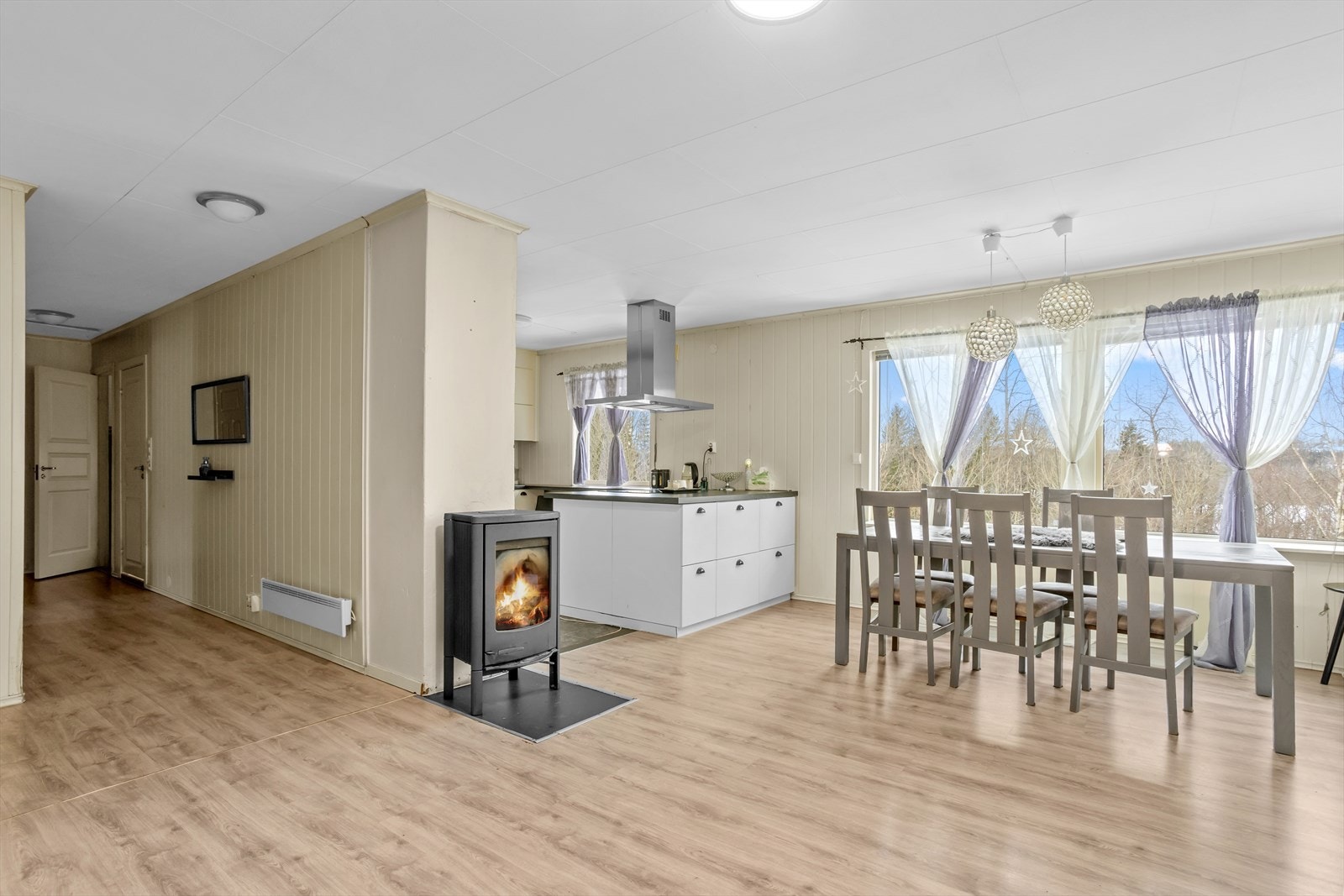 Godt lysinnslipp fra store vinduer. Galleribilde