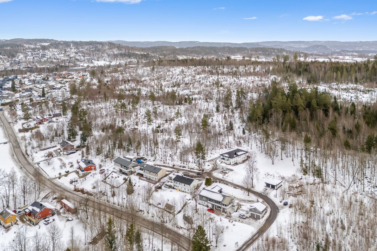 Boligen ligger i et landlig område ca. 3 km. fra Gullhaug med skole, barnehage og butikk. Galleribilde
