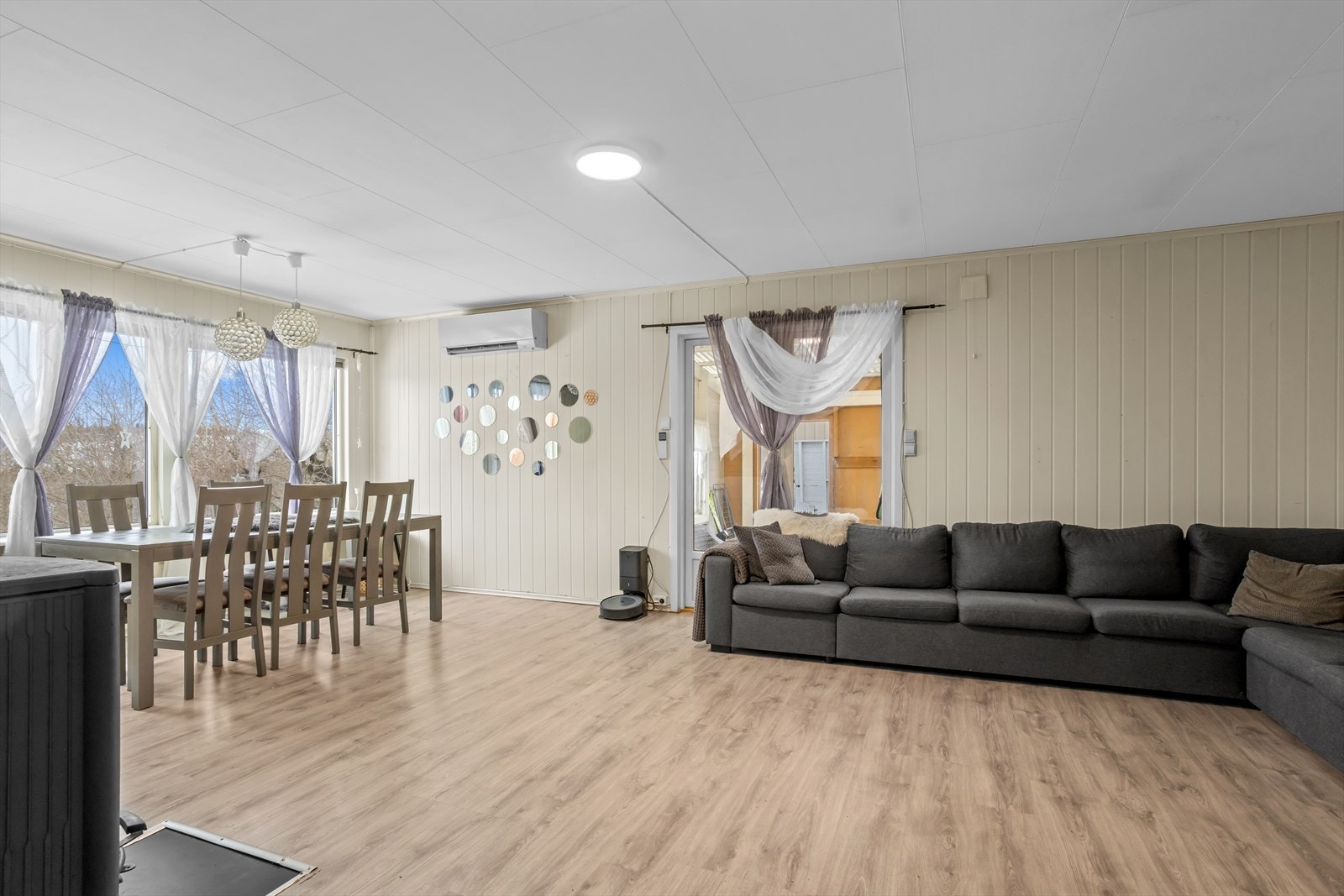 I allrommet er det både peisovn og varmepumpe. Galleribilde