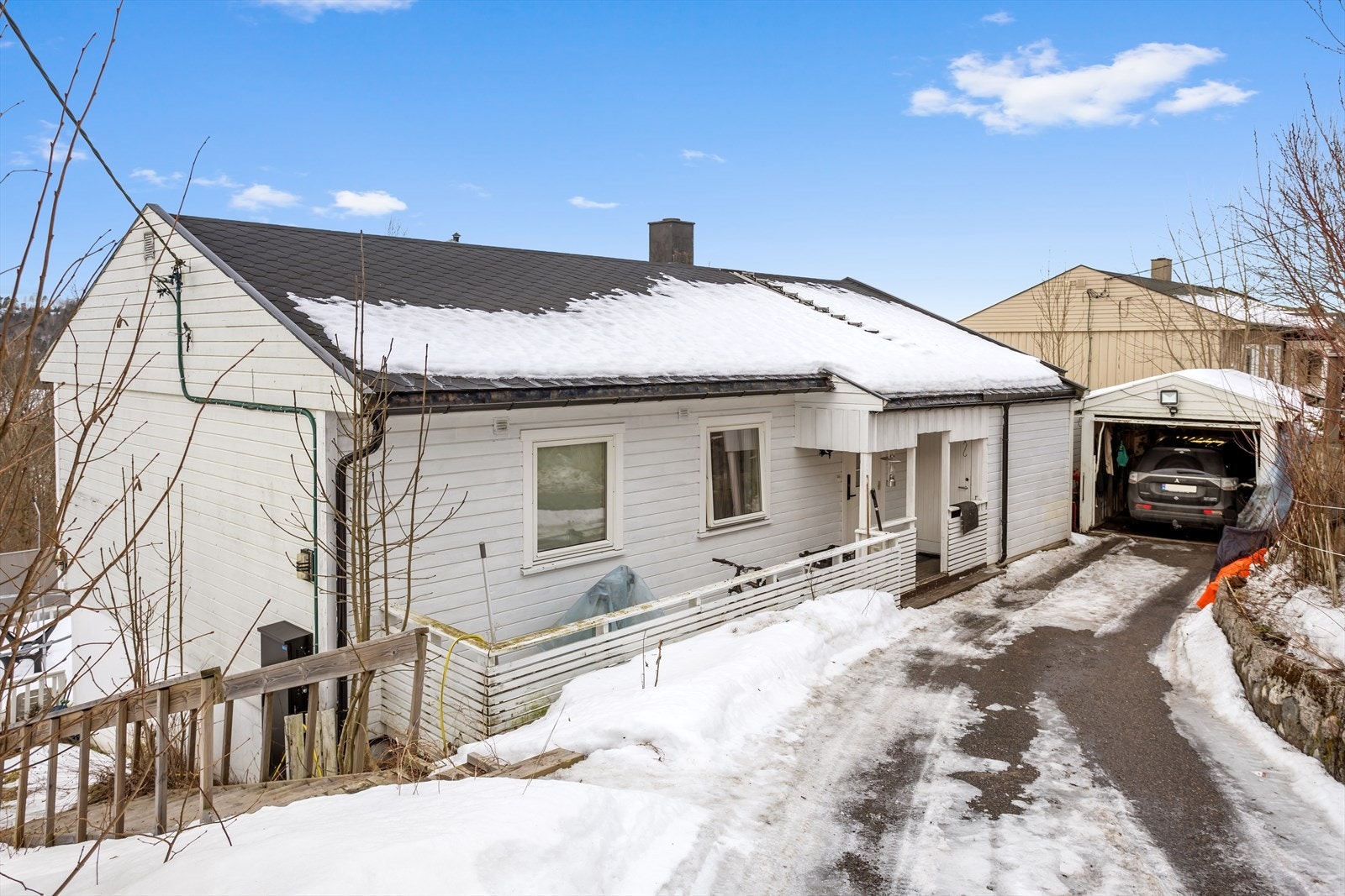 Innkjøring med plass til parkering og frittstående garasje. Galleribilde