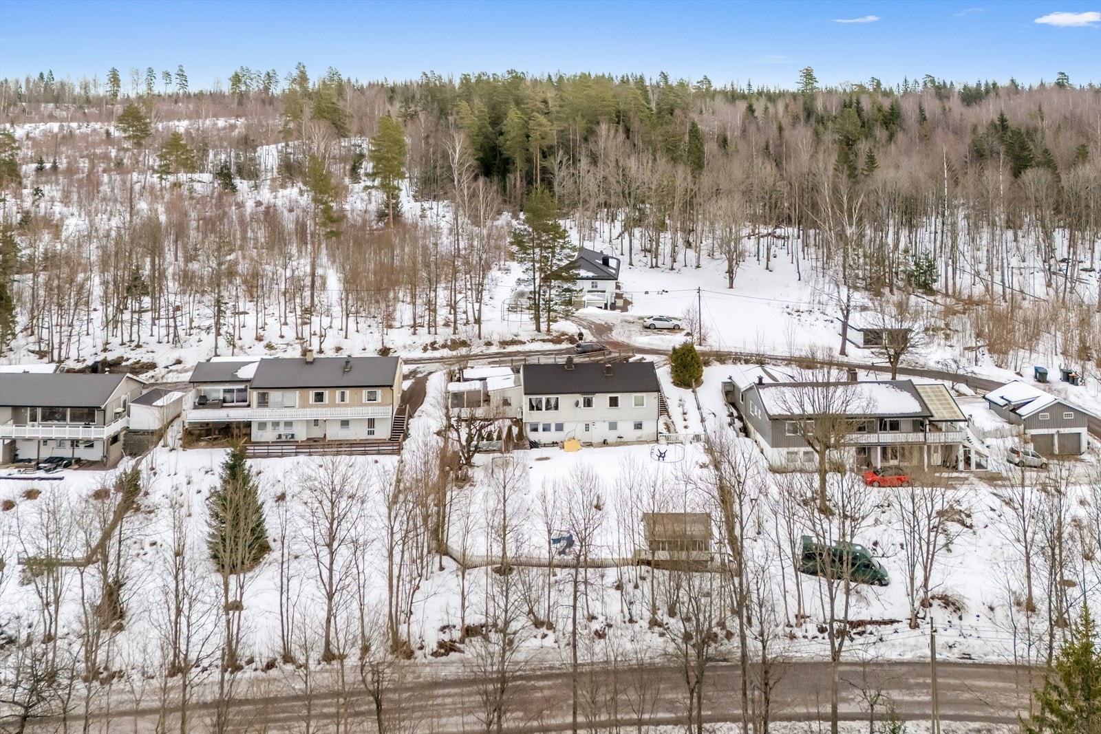 Eiet tomt på 978 kvm med stor hage og flere uteplasser. Galleribilde