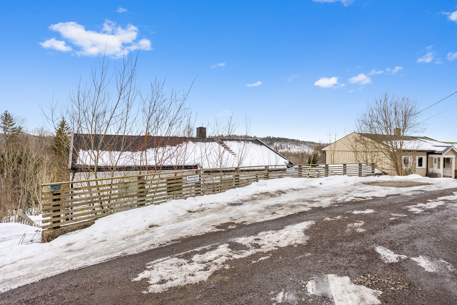 Ytterligere parkeringsmuligheter i veien over huset. Galleribilde