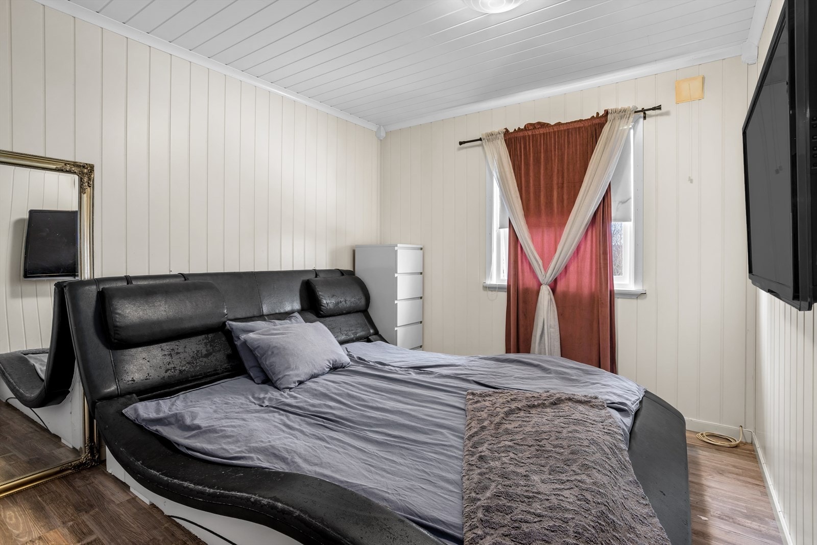 Det er to soverom i 1.etg. Galleribilde