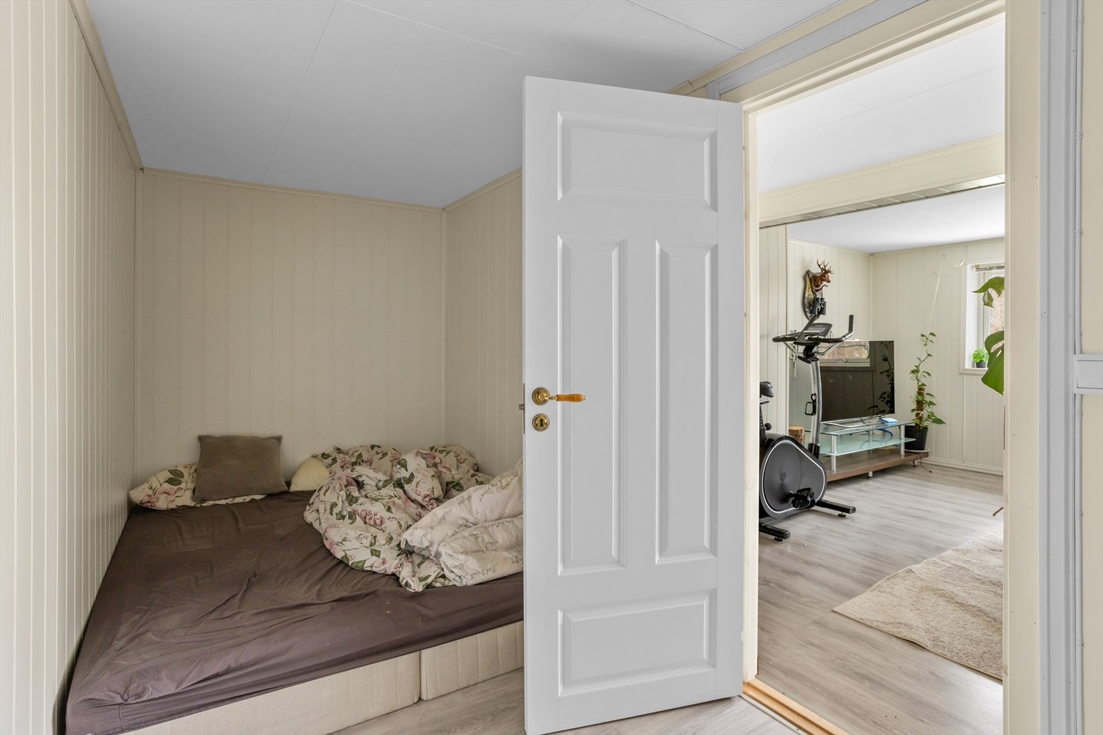 Innredet rom benyttet som soverom i leilighet. Rommet er ikke omsøkt og godkjent for varig opphold. Galleribilde