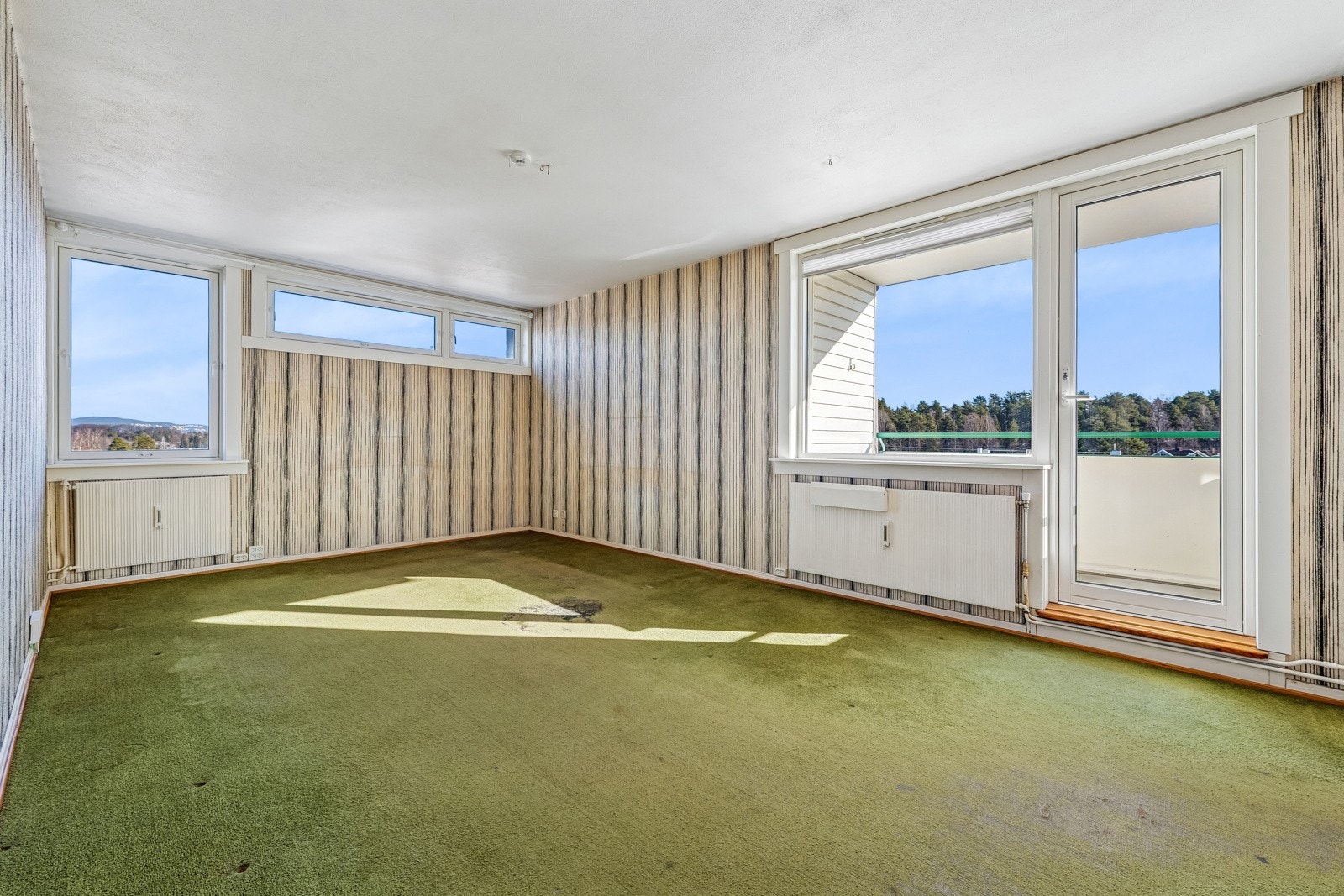 Lys og romslig stue med mulighet til å sette opp vegg for et ekstra rom. Galleribilde