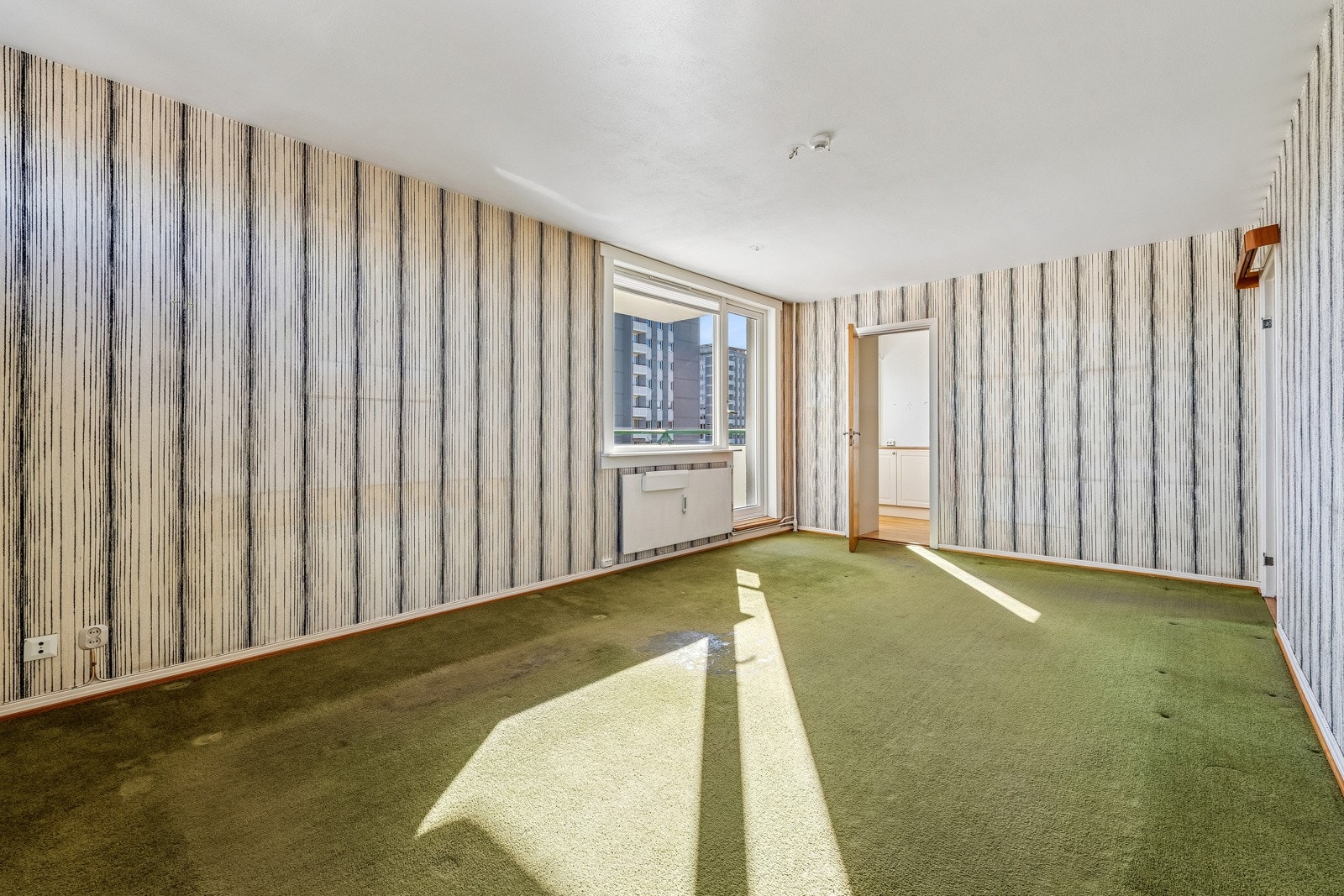 Stue med fin plass til spisebord i tillegg til sofagruppe. Galleribilde