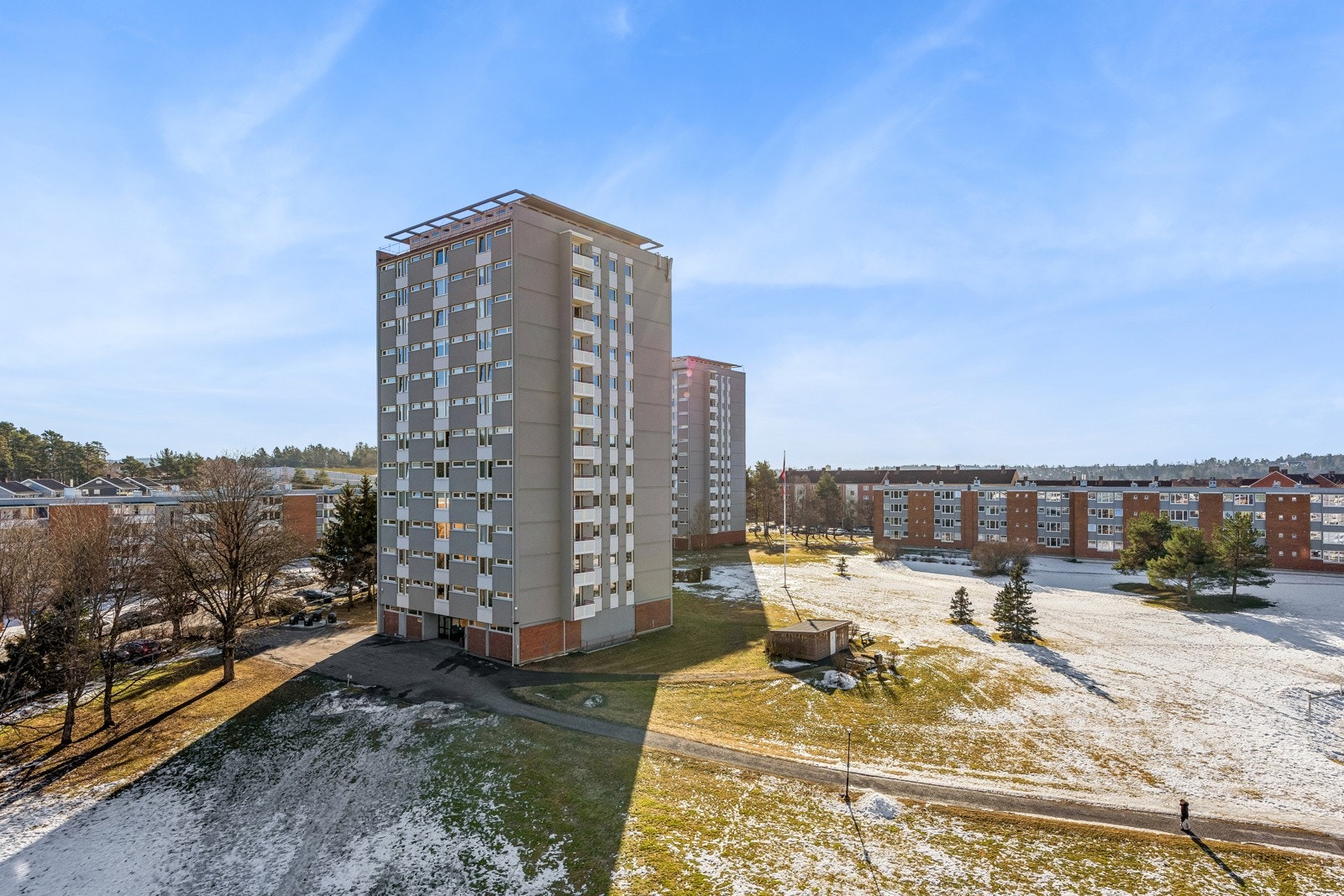 Felles tomt som er opparbeidet med gressplener, trær, beplantning, sittegrupper, lekearealer for barna og asfalterte stikkveier. Galleribilde