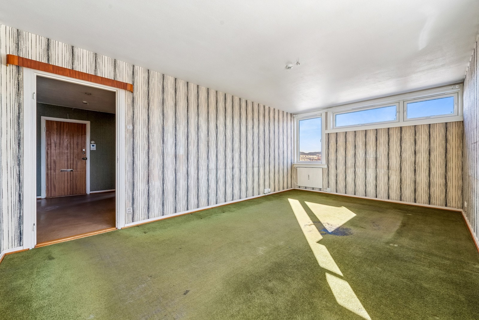 Stue med fin plass til spisebord i tillegg til sofagruppe. Galleribilde