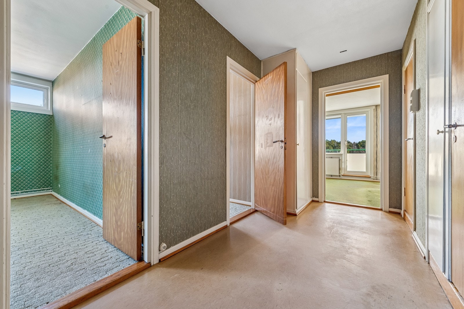 Stor entre med god plass til garderobeskap mm. Galleribilde