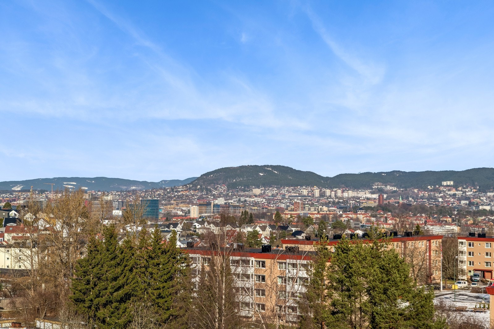 Fin utsikt fra alle vinduene i boligen. Galleribilde