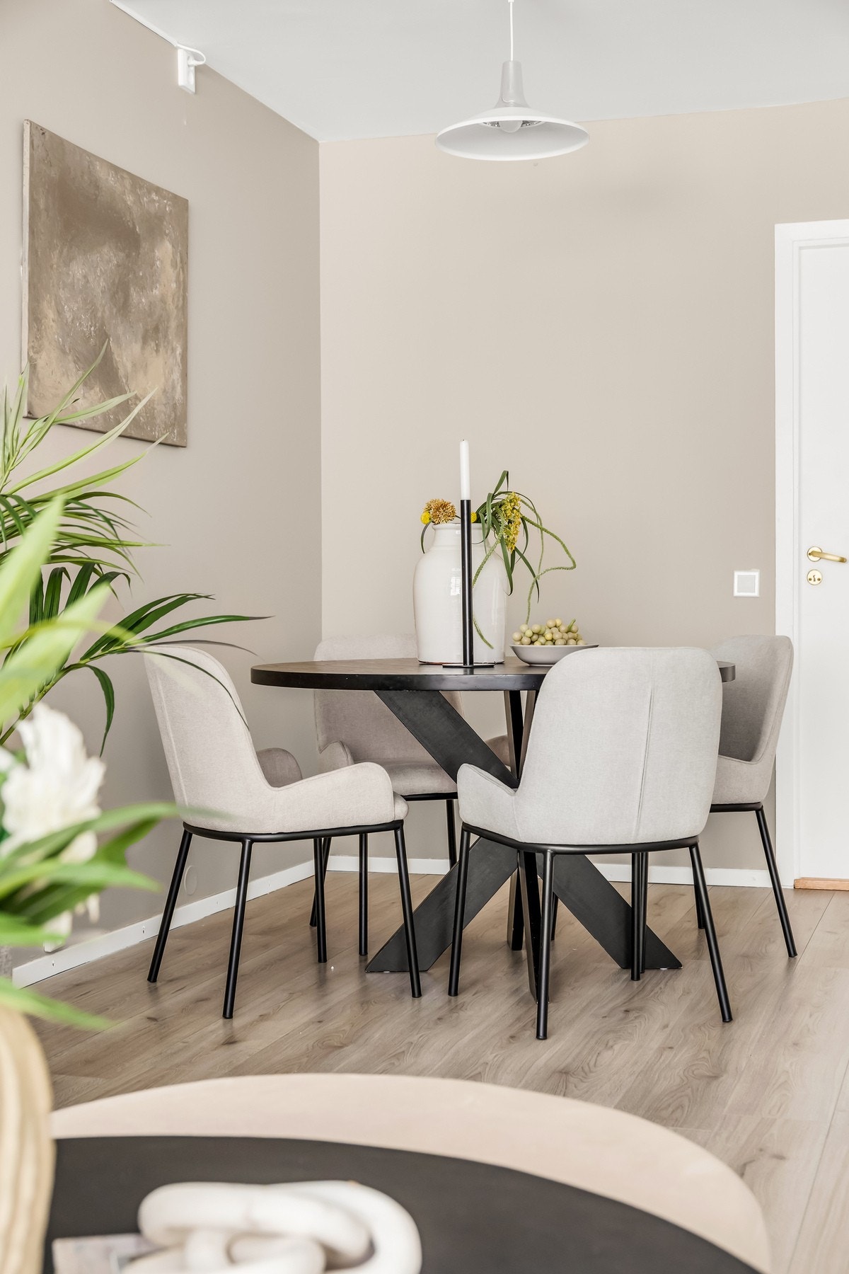 Stuen fremstår som boligens naturlige samlingspunkt. Galleribilde