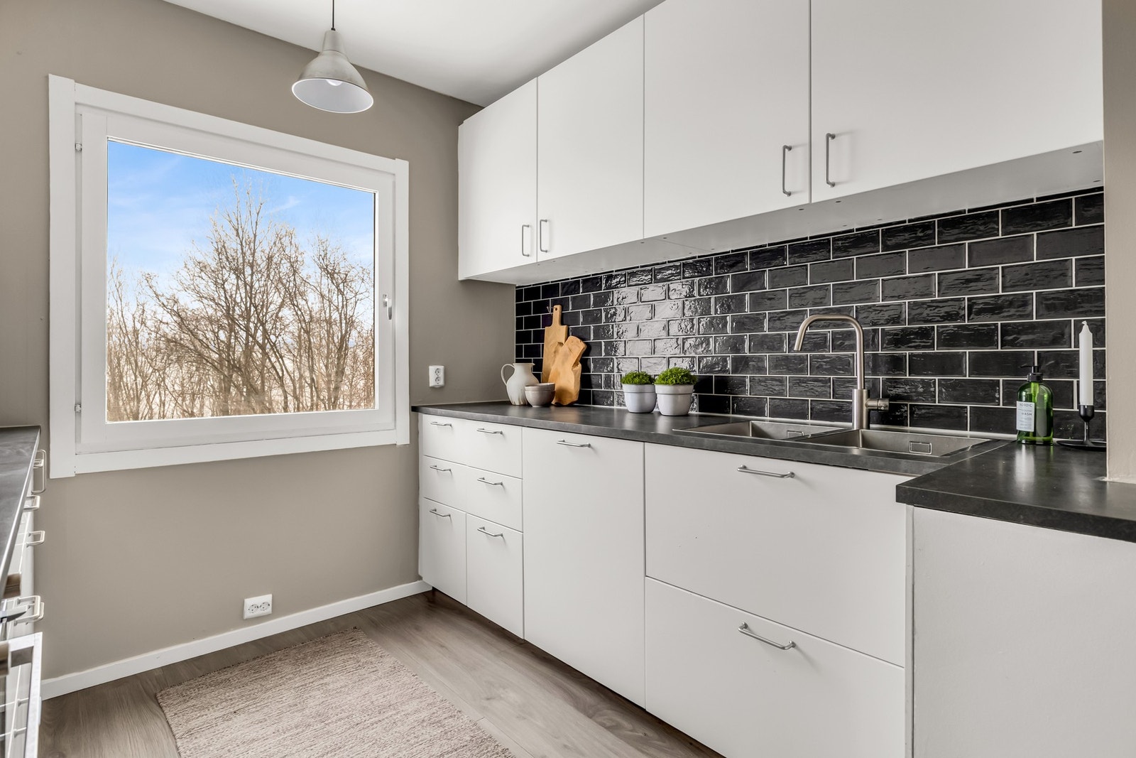 Fliser over benk gir et stilrent og lettstelt uttrykk. Galleribilde