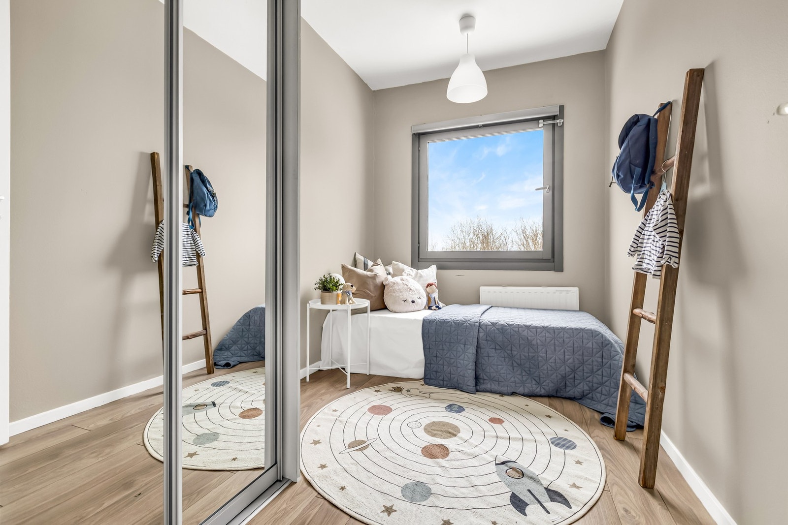 Lyst soverom med plass til seng og oppbevaring. Galleribilde