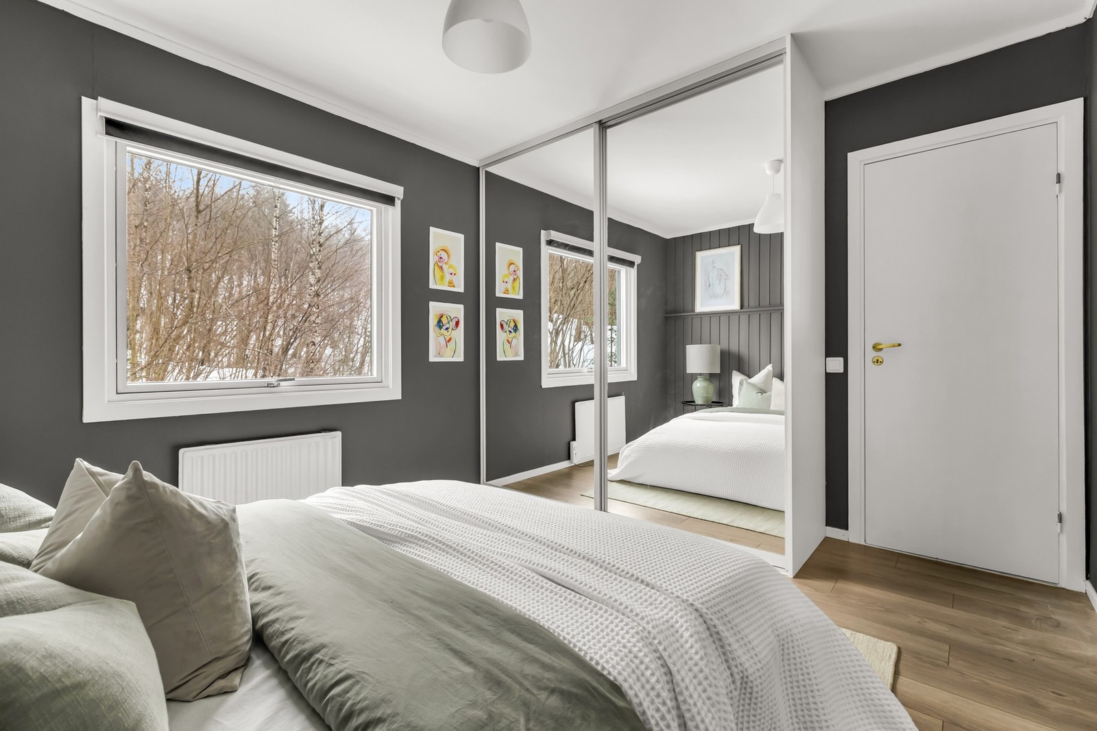 Hovedsoverommet har en rolig og skjermet beliggenhet i leiligheten. Galleribilde