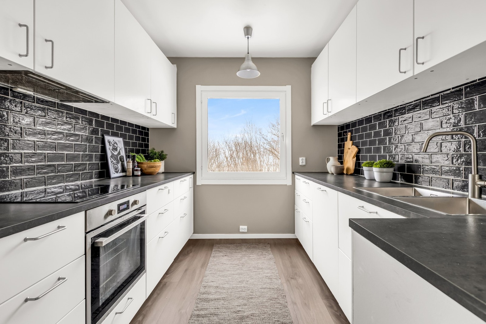 Moderne kjøkkeninnredning fra 2022 med gode arbeidsflater. Galleribilde