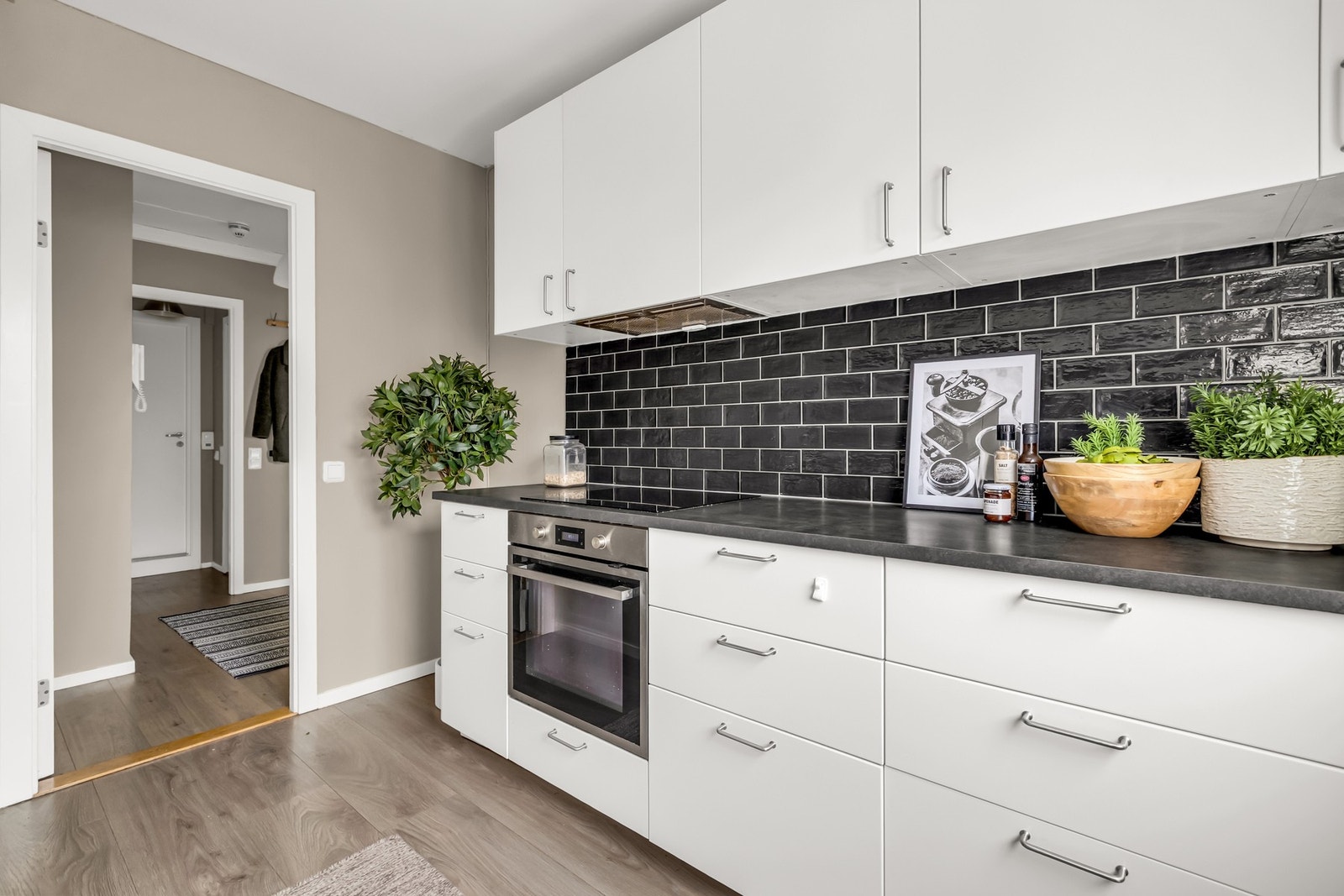 Kjøkkenet har integrerte hvitevarer og praktisk planløsning. Galleribilde