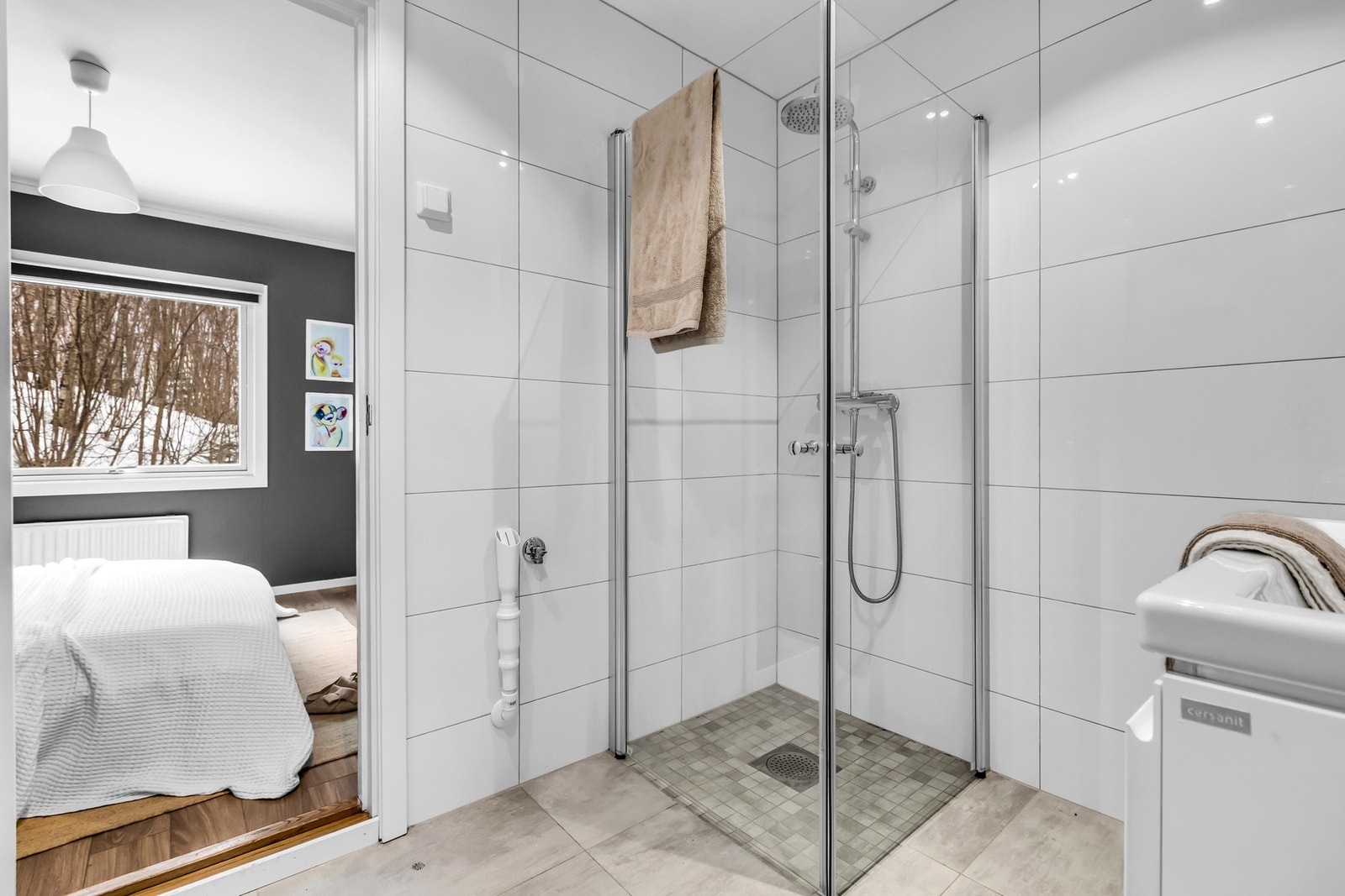 Flislagt bad oppgradert i 2022 med moderne uttrykk. Galleribilde