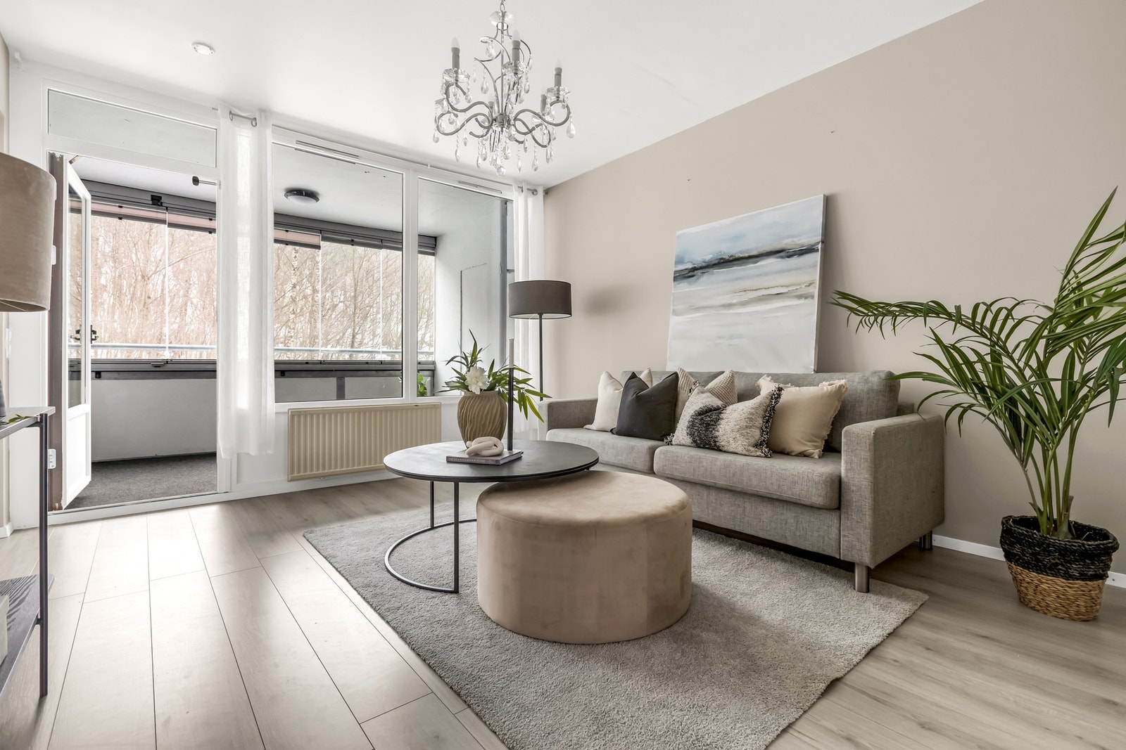 Romslig og lys stue med gode møbleringsmuligheter for både sofagruppe og spiseplass. Galleribilde