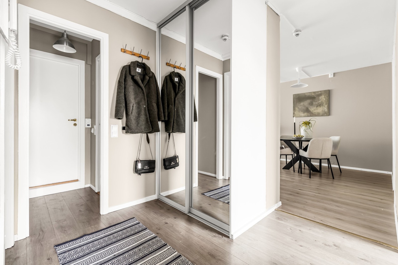 Entré med plass til garderobeløsning og oppbevaring. Galleribilde