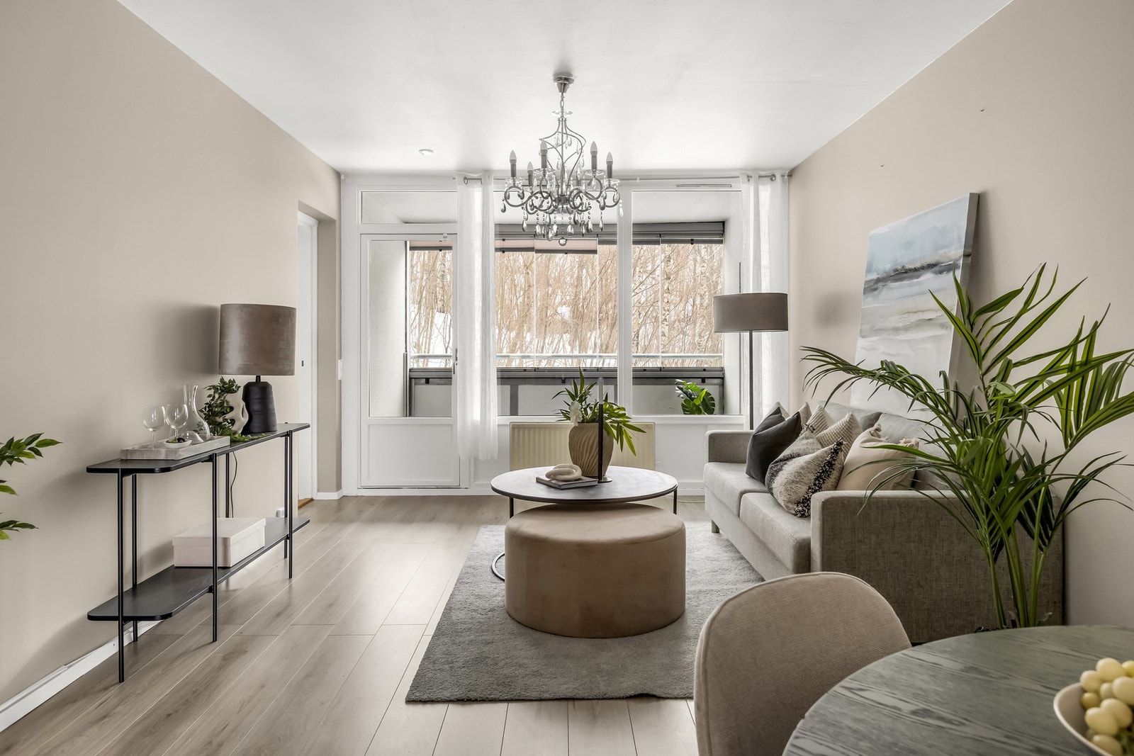 Stuen har store vindusflater som gir rikelig med naturlig lys. Det er også direkte utgang til balkong. Galleribilde