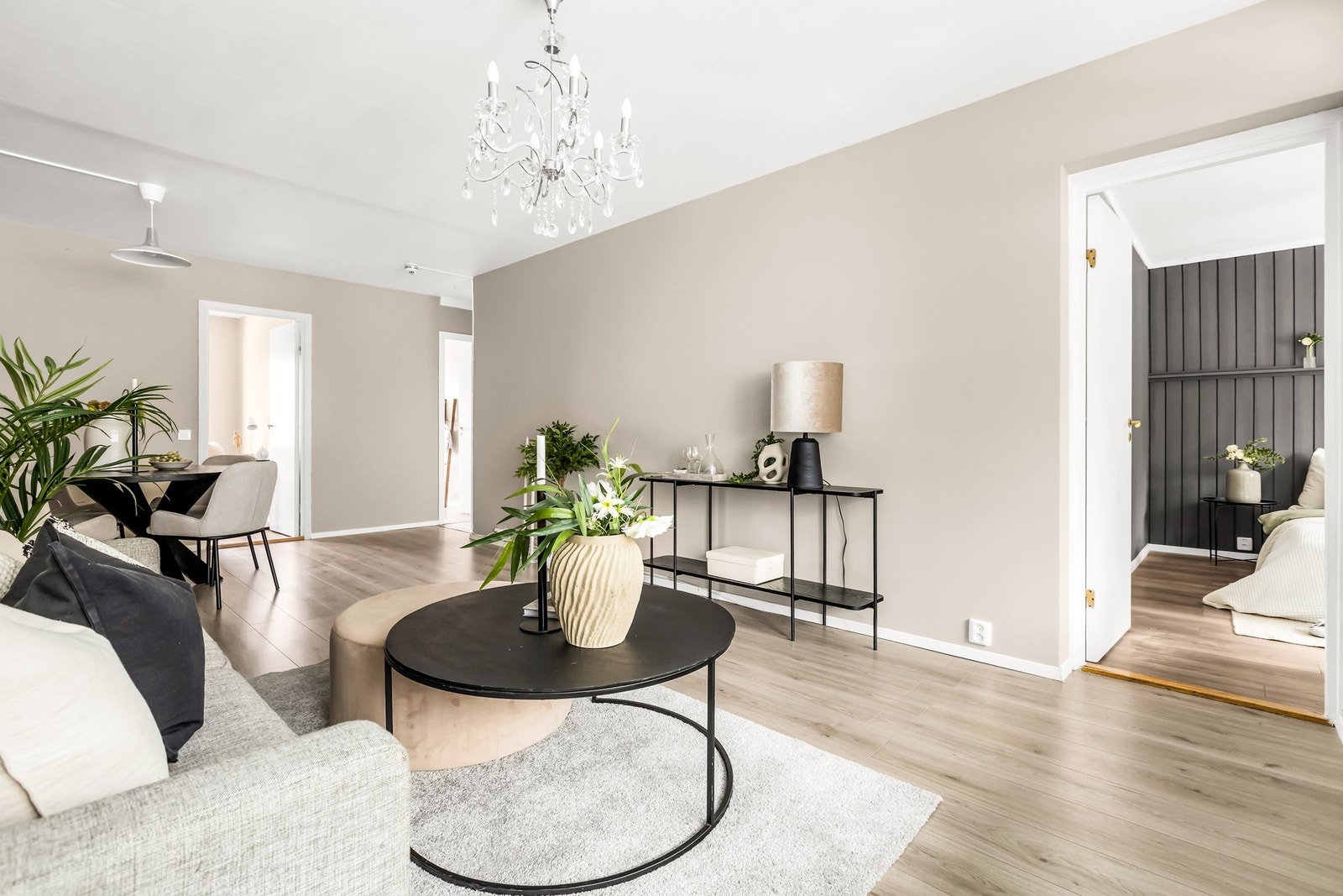 God plass til både spisebord og sosial sone i stuen. Galleribilde