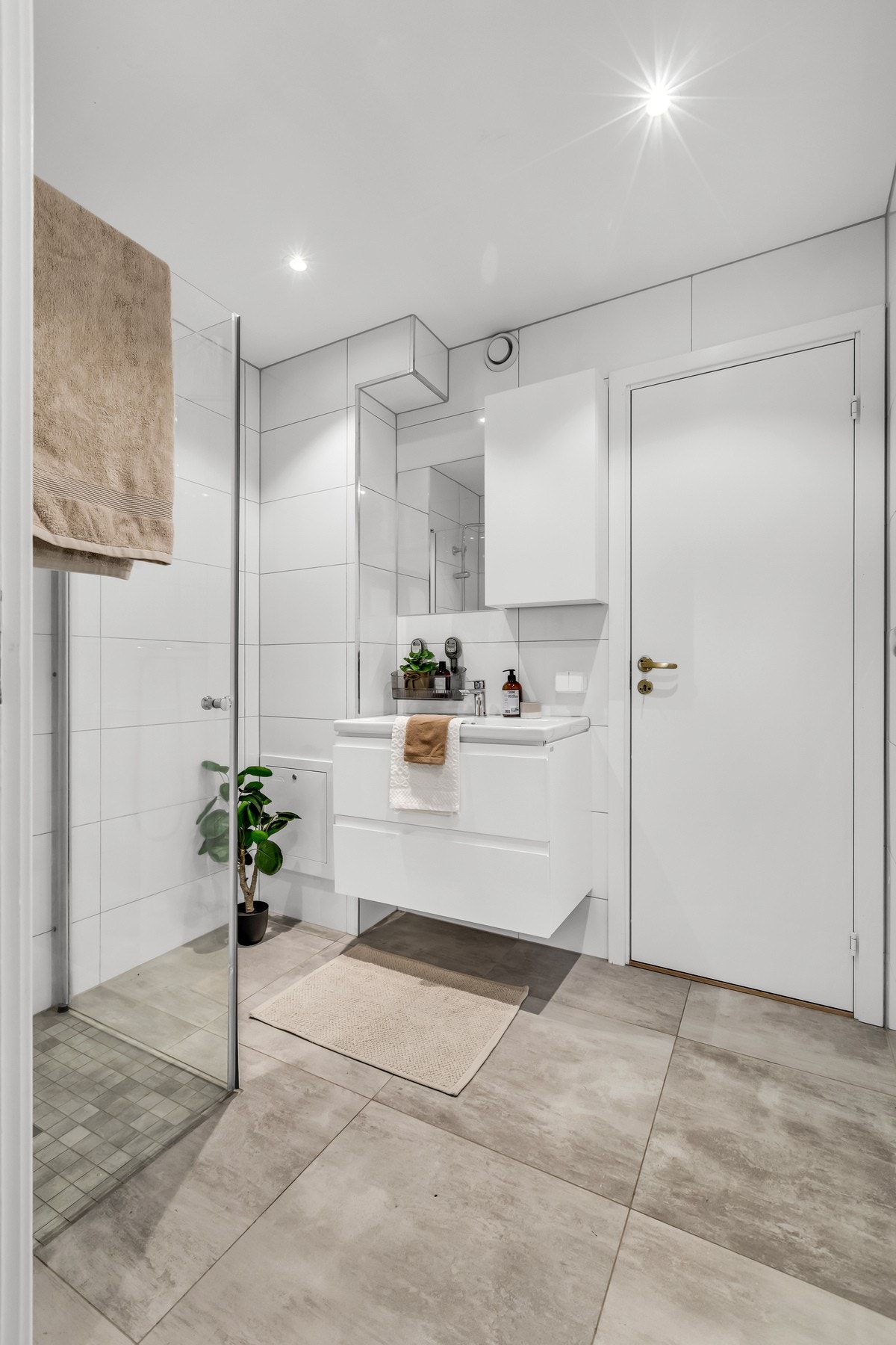 Badet er utstyrt med dusjløsning med innfellbare glassdører. Galleribilde