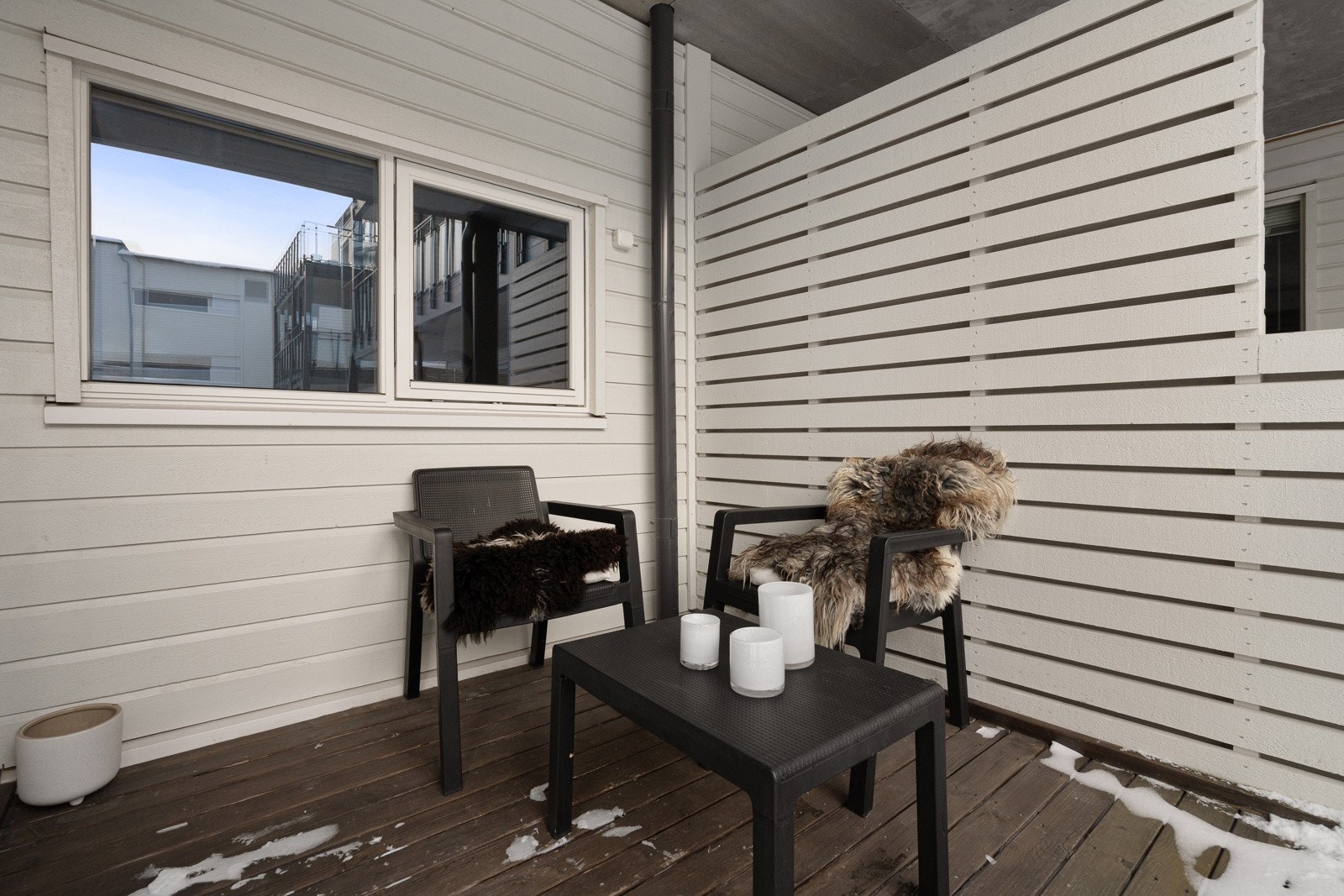 Plass til utemøbler, grill og beplantning.