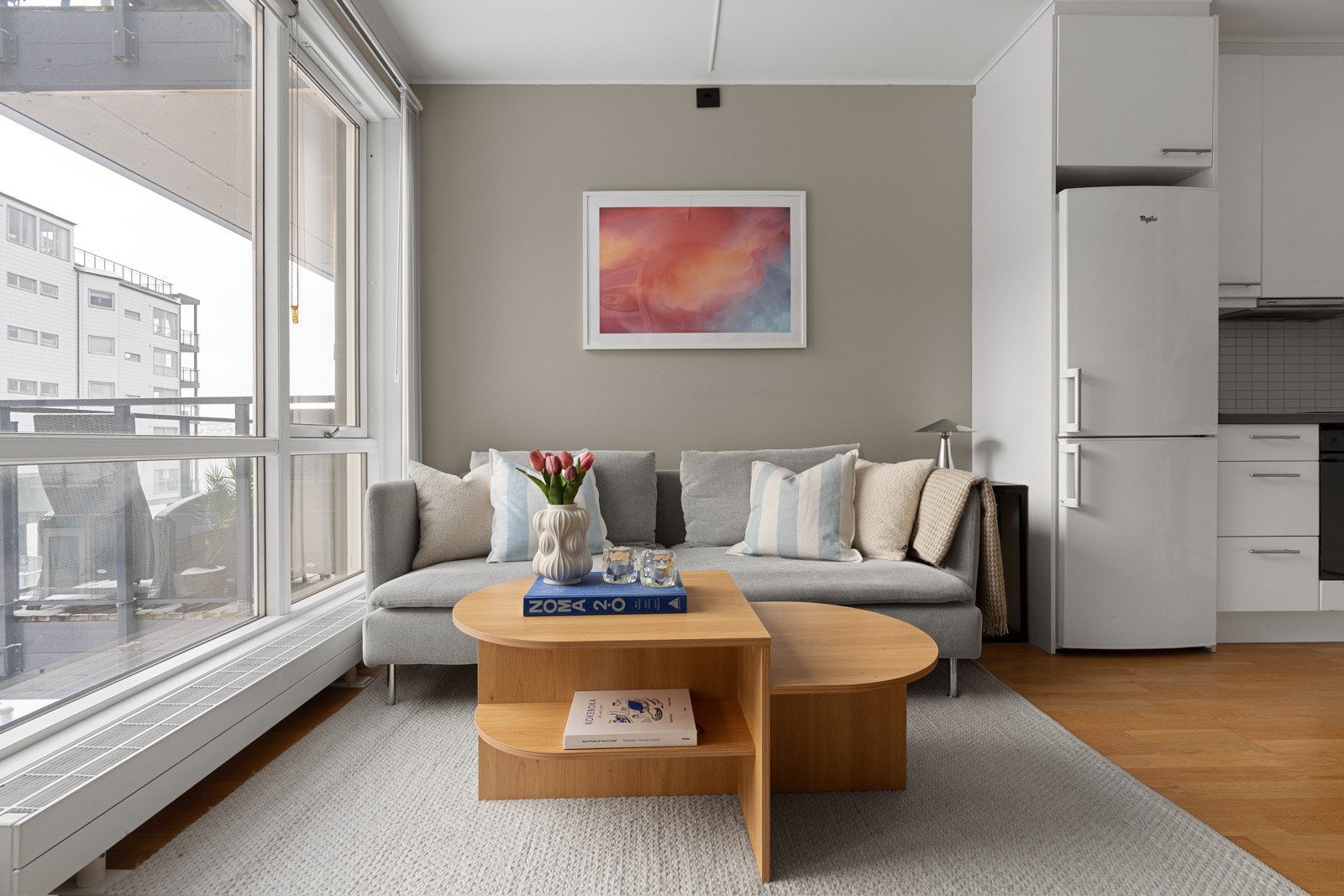 Sofagruppen har sin naturlige plass i stuen, hvor det også er plass til TV på motsatt vegg.