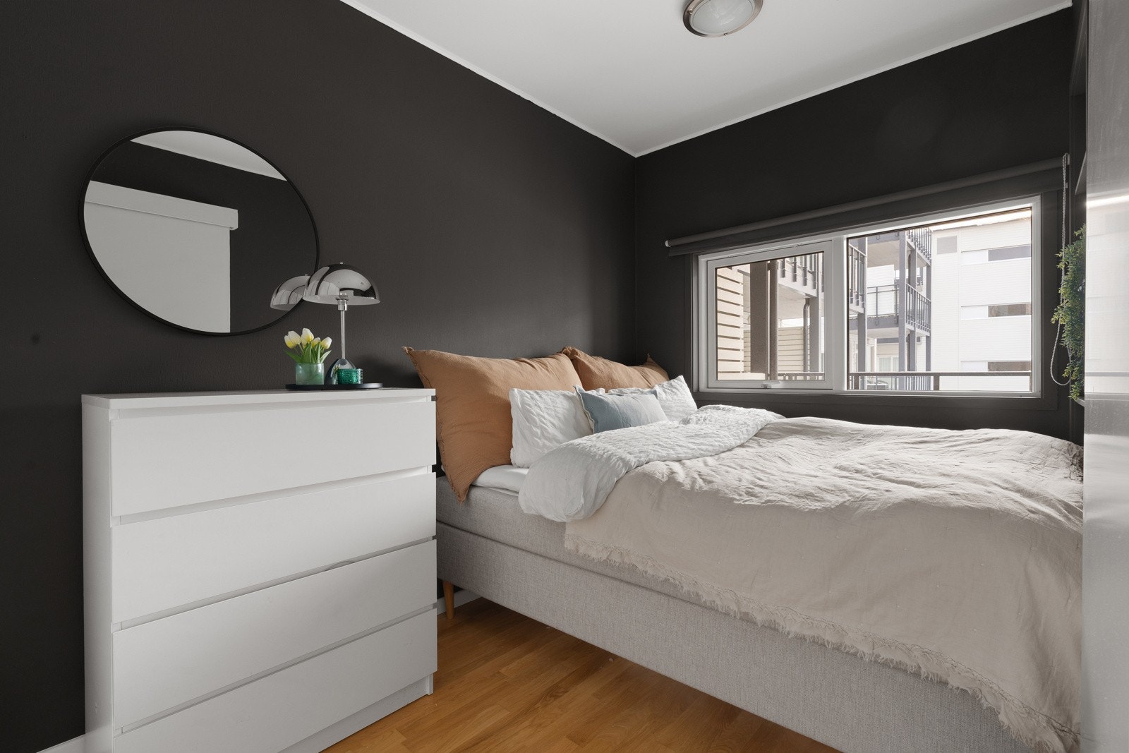 Soverommet er av fin størrelse med god plass for stor seng med tilhørende nattbord.