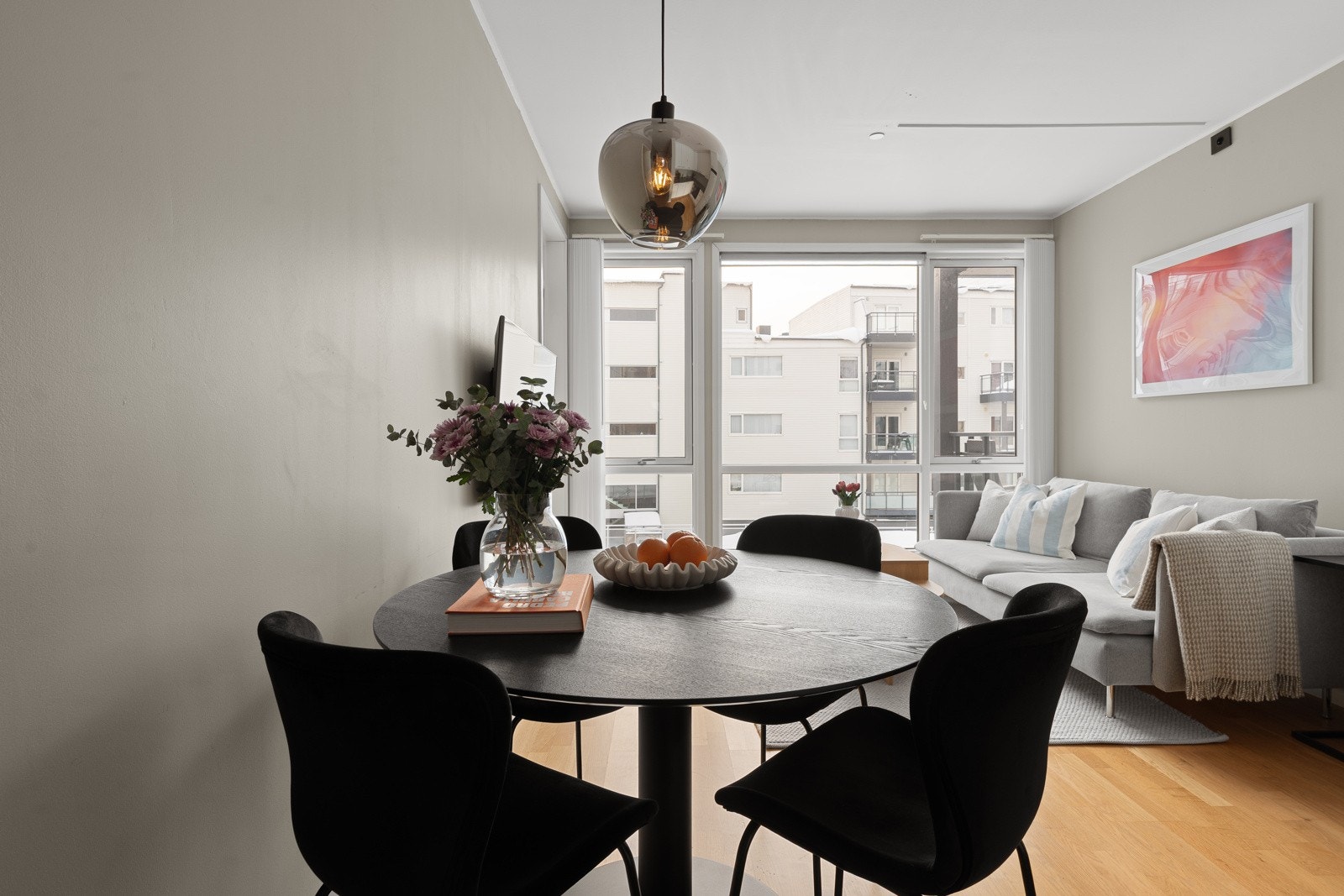 Leiligheten er malt i tidsriktige og delikate farger.