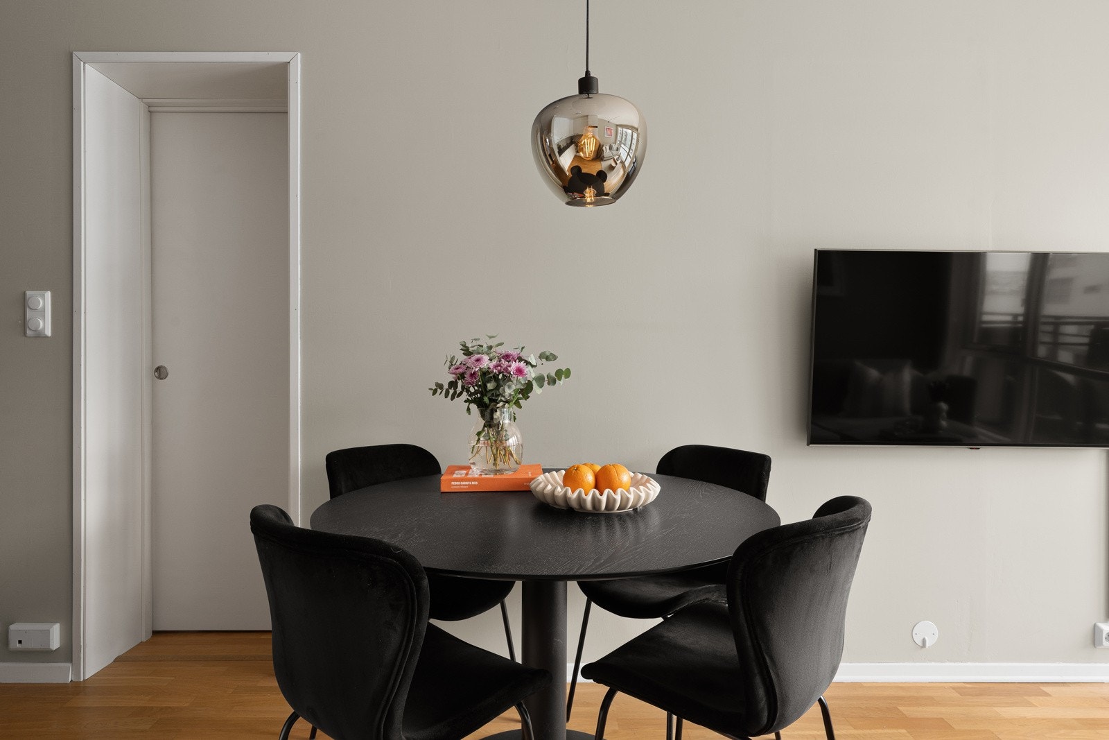 Spisebordet finner sin naturlige plass ved kjøkkenet.